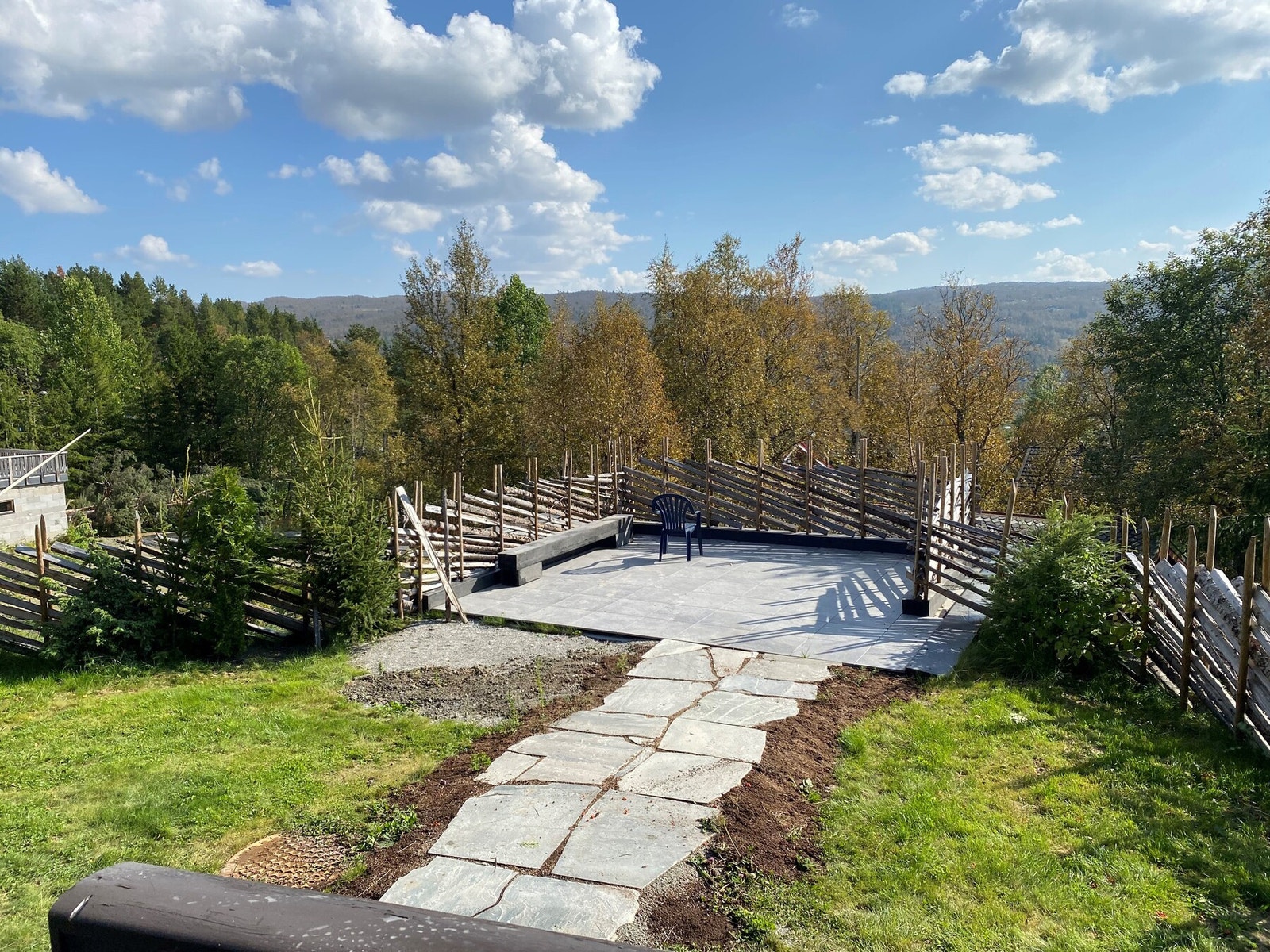 Selgers eget bilde fra sommerstid, flott uteplass i skifter - usjenert og solrik Galleribilde