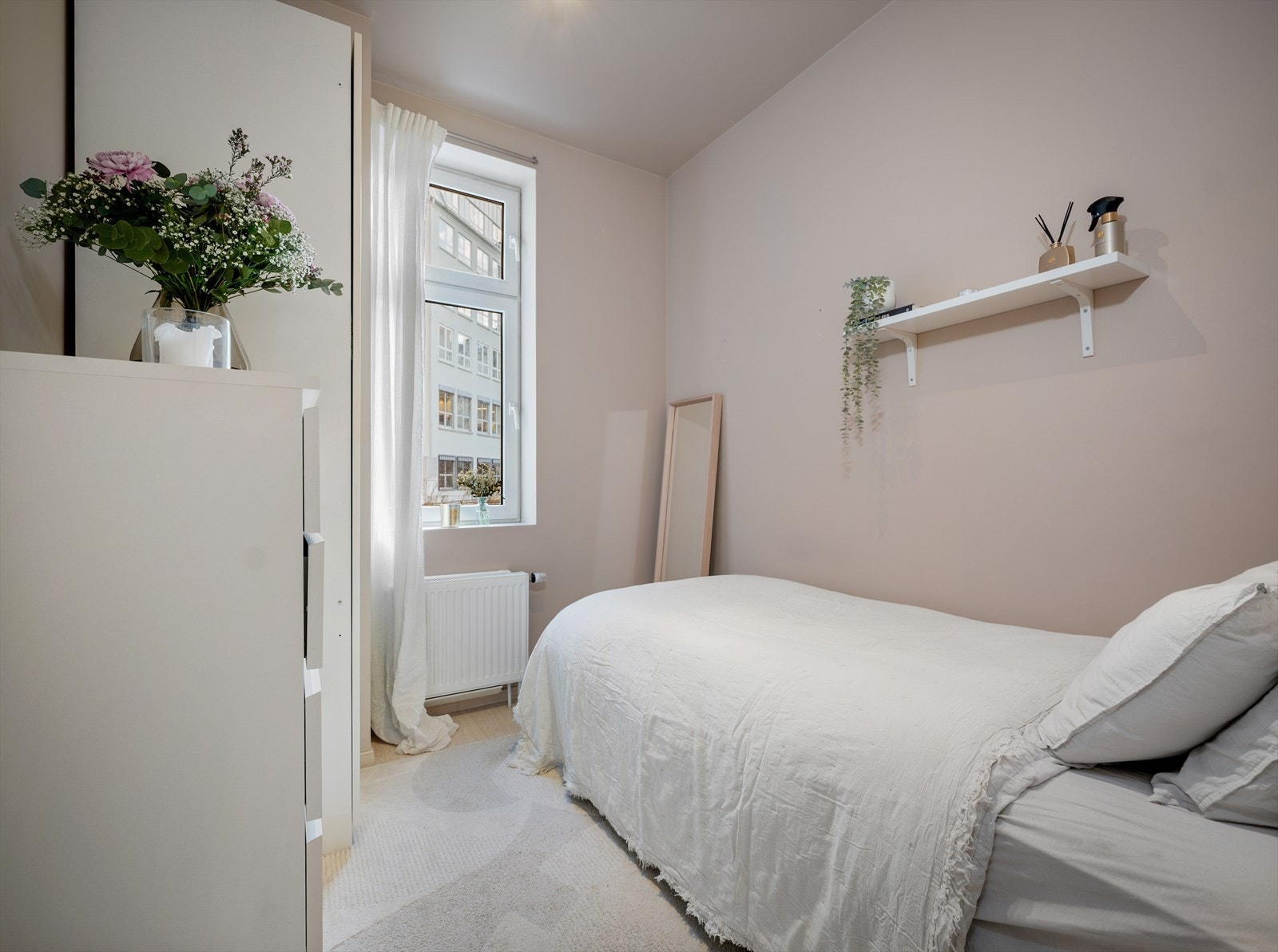 Videre har vi et mindre soverom til gjester eller barn. Her er det plass til det man måtte ønske av møbler Galleribilde