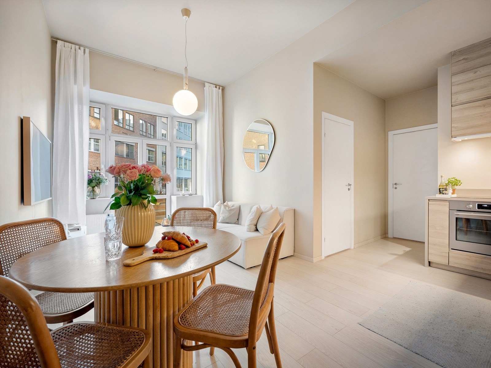 Leiligheten har et koselig hovedparti med åpen stue og kjøkken løsning. Her er det god plass til både sofa- og spisegruppe Galleribilde