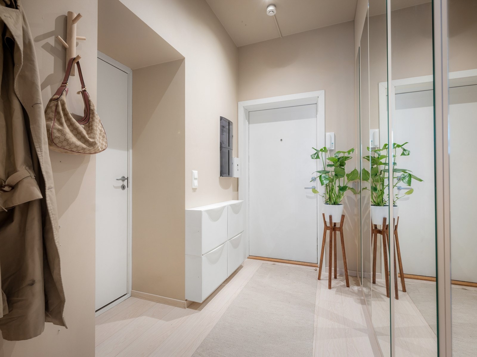 Entréen er romslig med god plass til skoskap og har i tillegg en plassbygget garderobeløsning Galleribilde