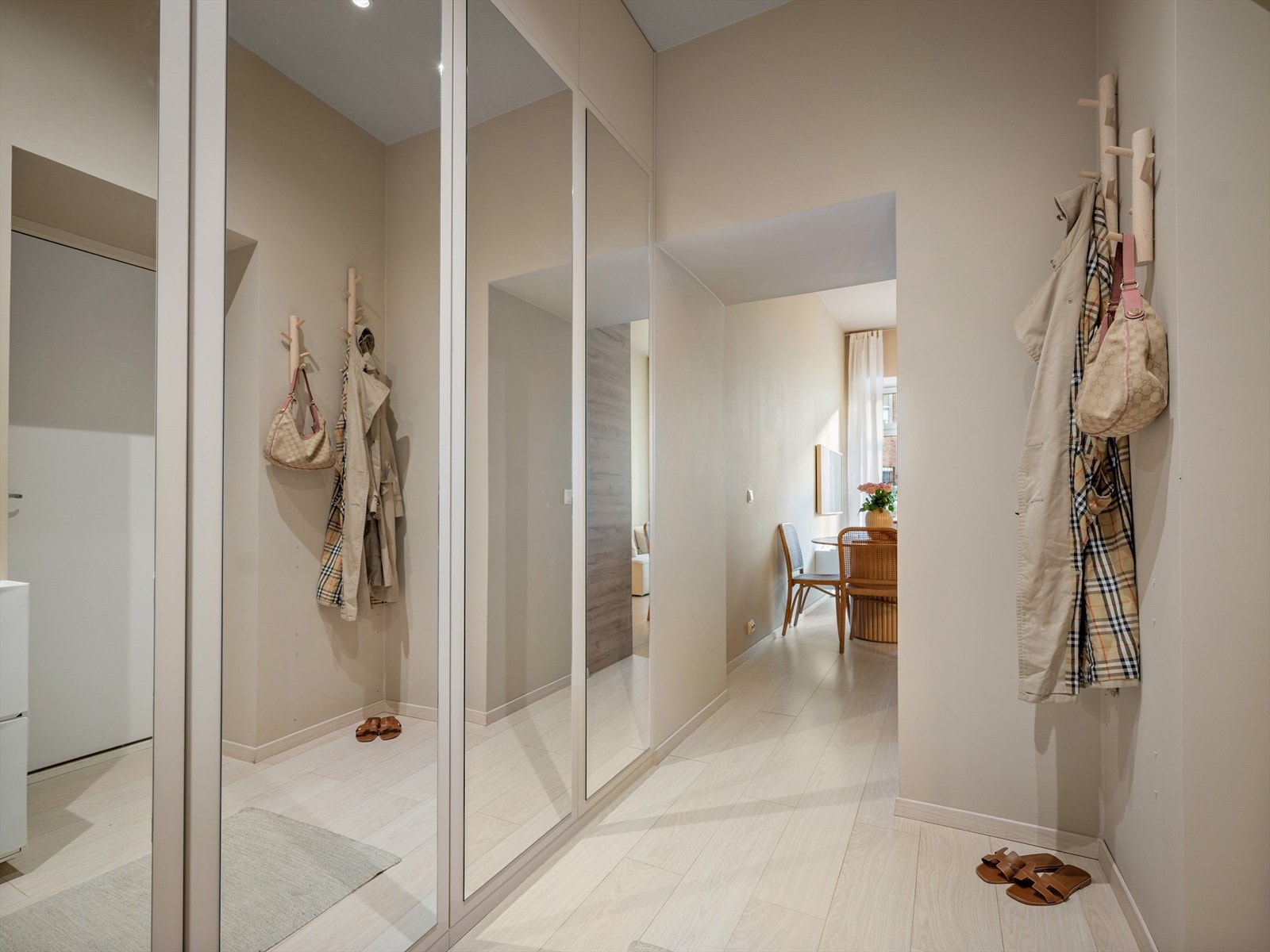 Her er det god plass til oppbevaring av yttertøy Galleribilde