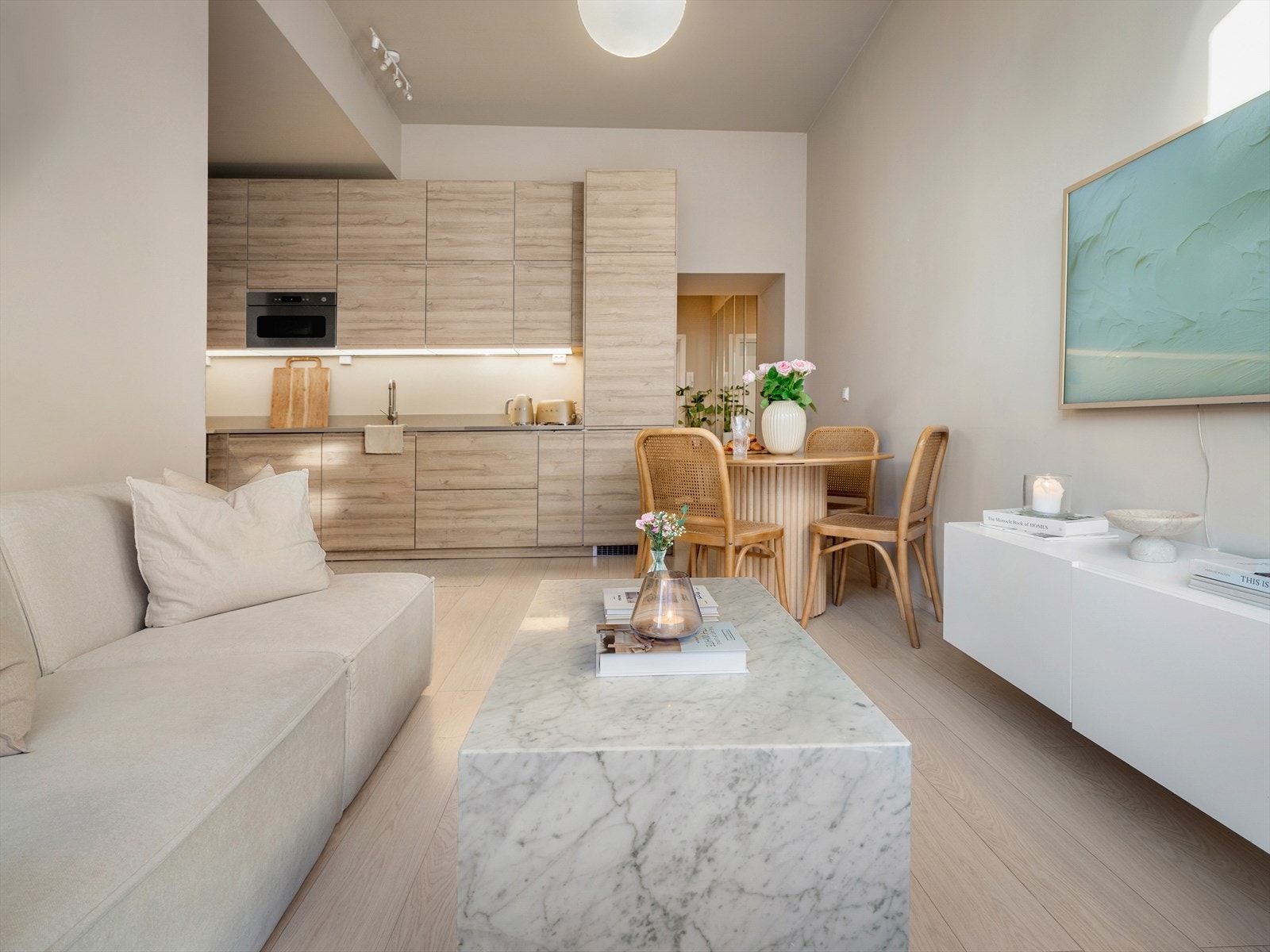 Da tar vi turen inn igjen og beveger oss mot kjøkkenet Galleribilde