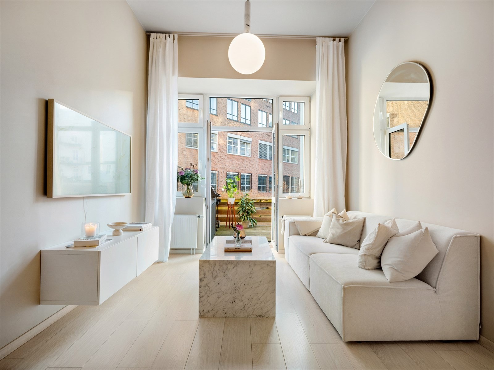 Fra stuen er det utgang leilighetens terrasse Galleribilde