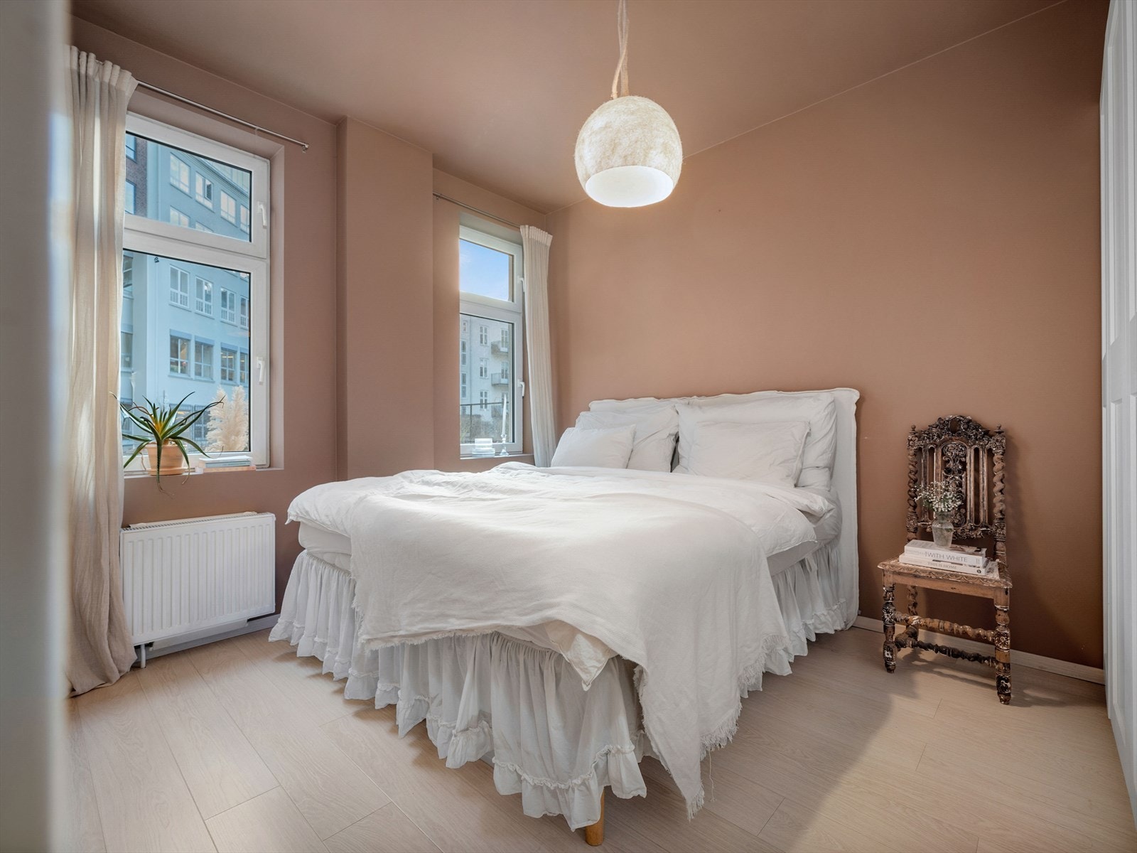 Hovedsoverommet er av god størrelse. Her er det plass til dobbeltseng med nattbord på hver side Galleribilde