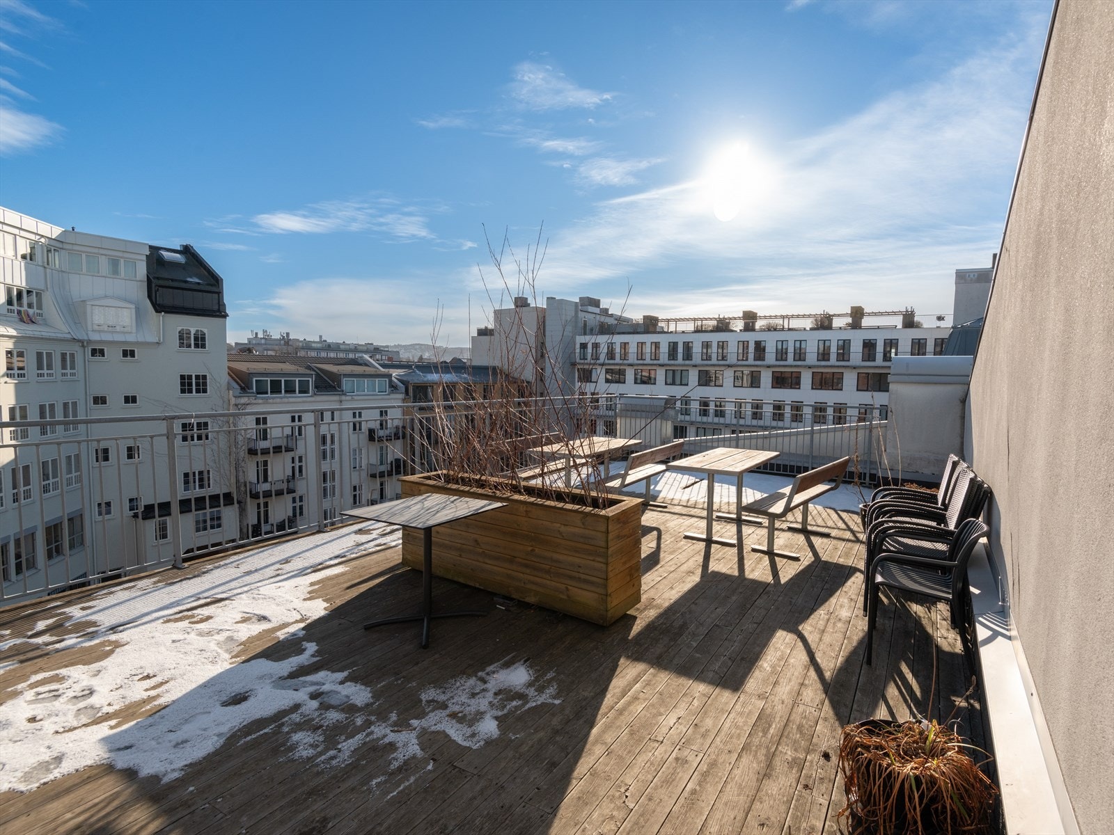 Solrik med sitteplasser og benker, perfekt for sosiale sammenkomster Galleribilde