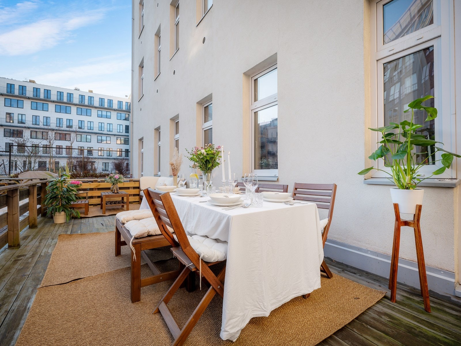 Terrassen er sydøstvendt som vil si at du får formiddag og tidlig ettermiddags sol Galleribilde