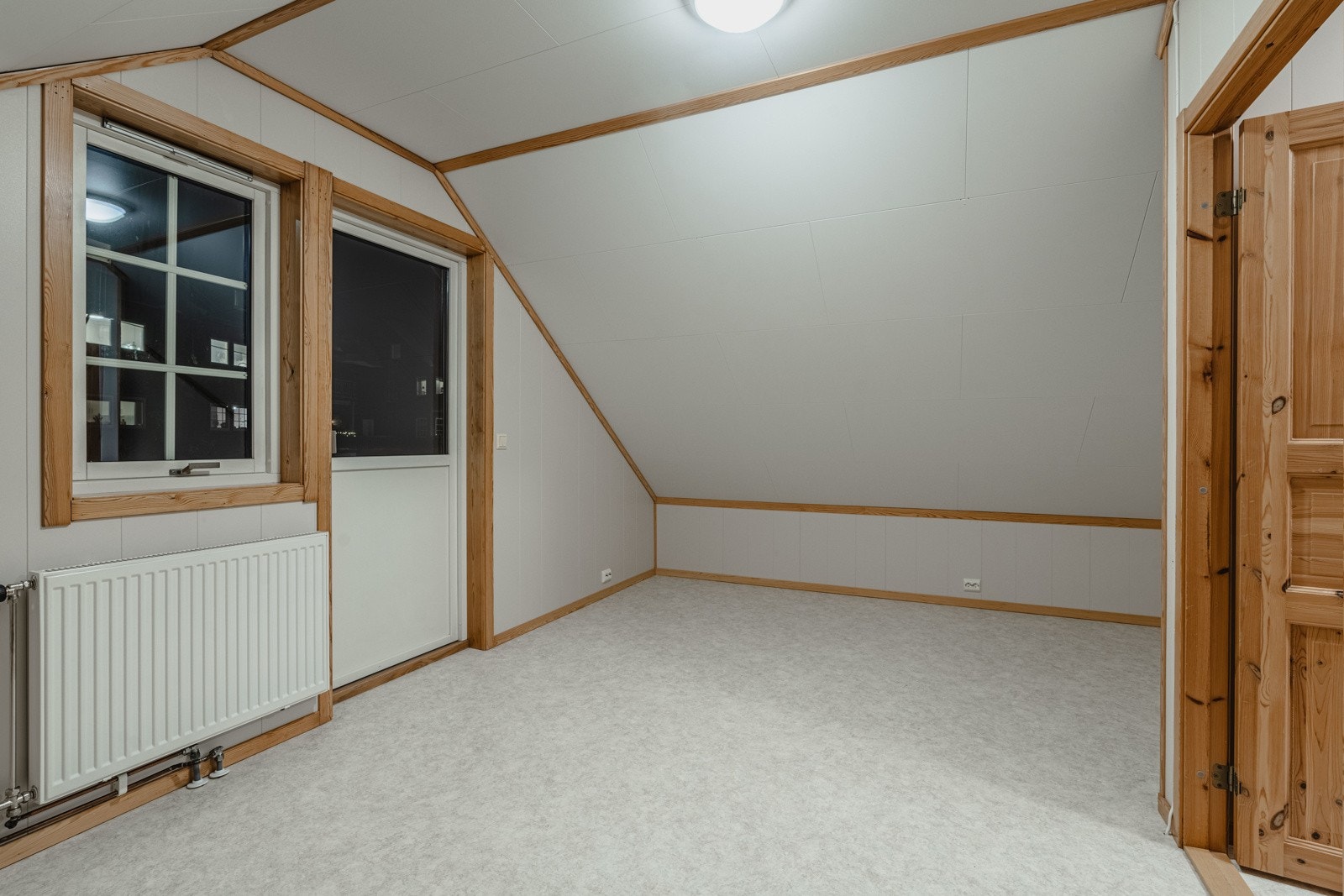 Herfra er det også utgang til veranda Galleribilde