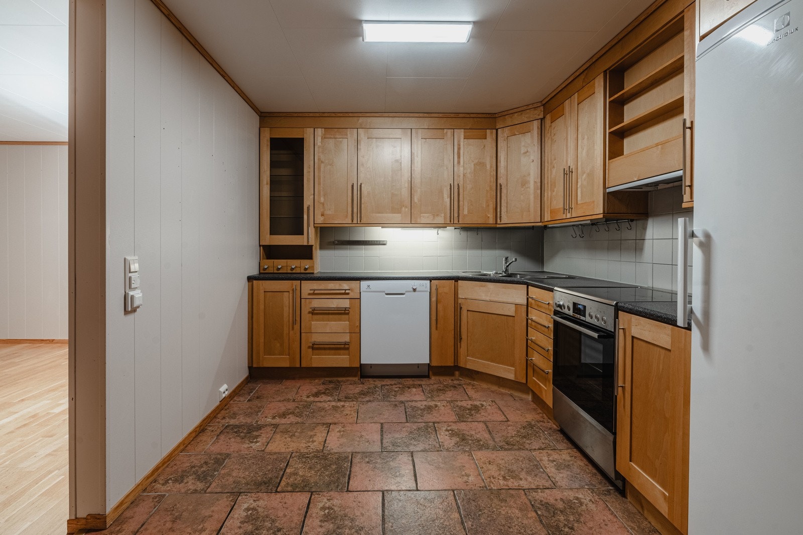 Rikelig med skap- og benkeplass Galleribilde