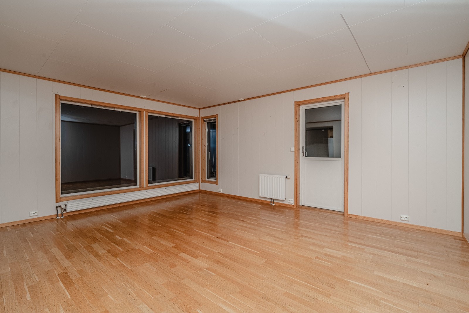 Her er det vinudflater som gir nydelig utsikt og utgang til stor veranda Galleribilde