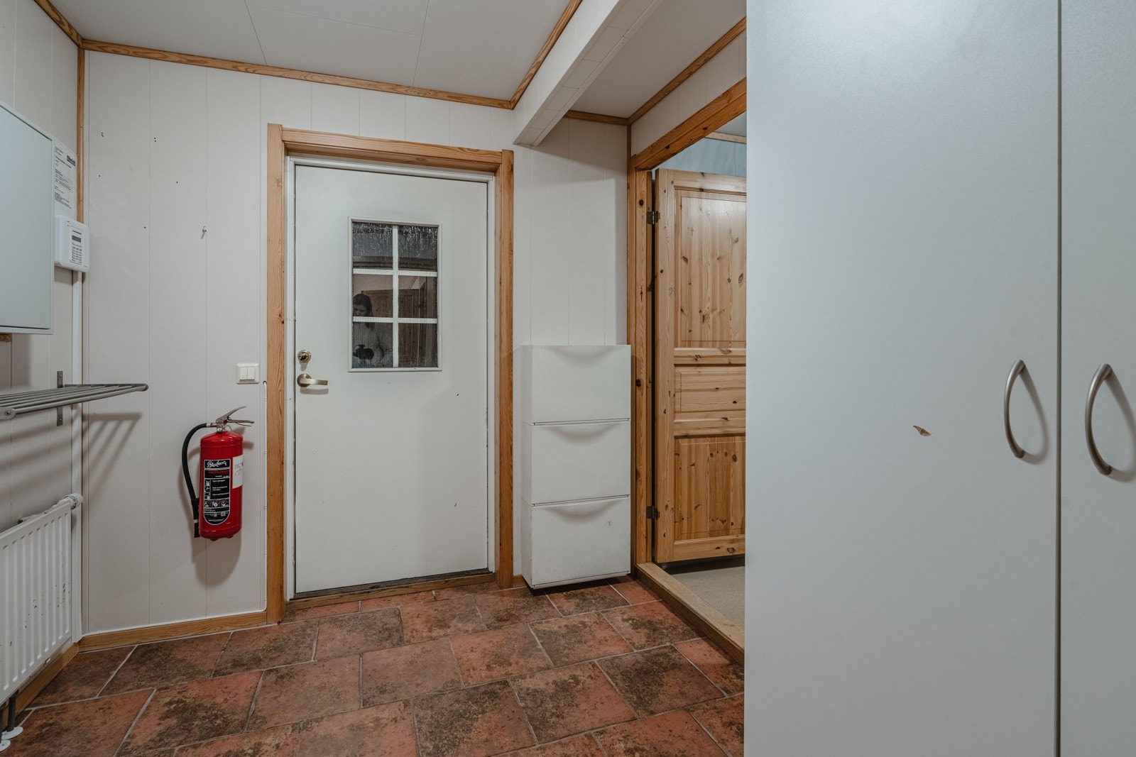 Det første som møter deg er dette romslige og flislagte inngangspartiet som leder deg til vaskerom og videre inn i boligen Galleribilde