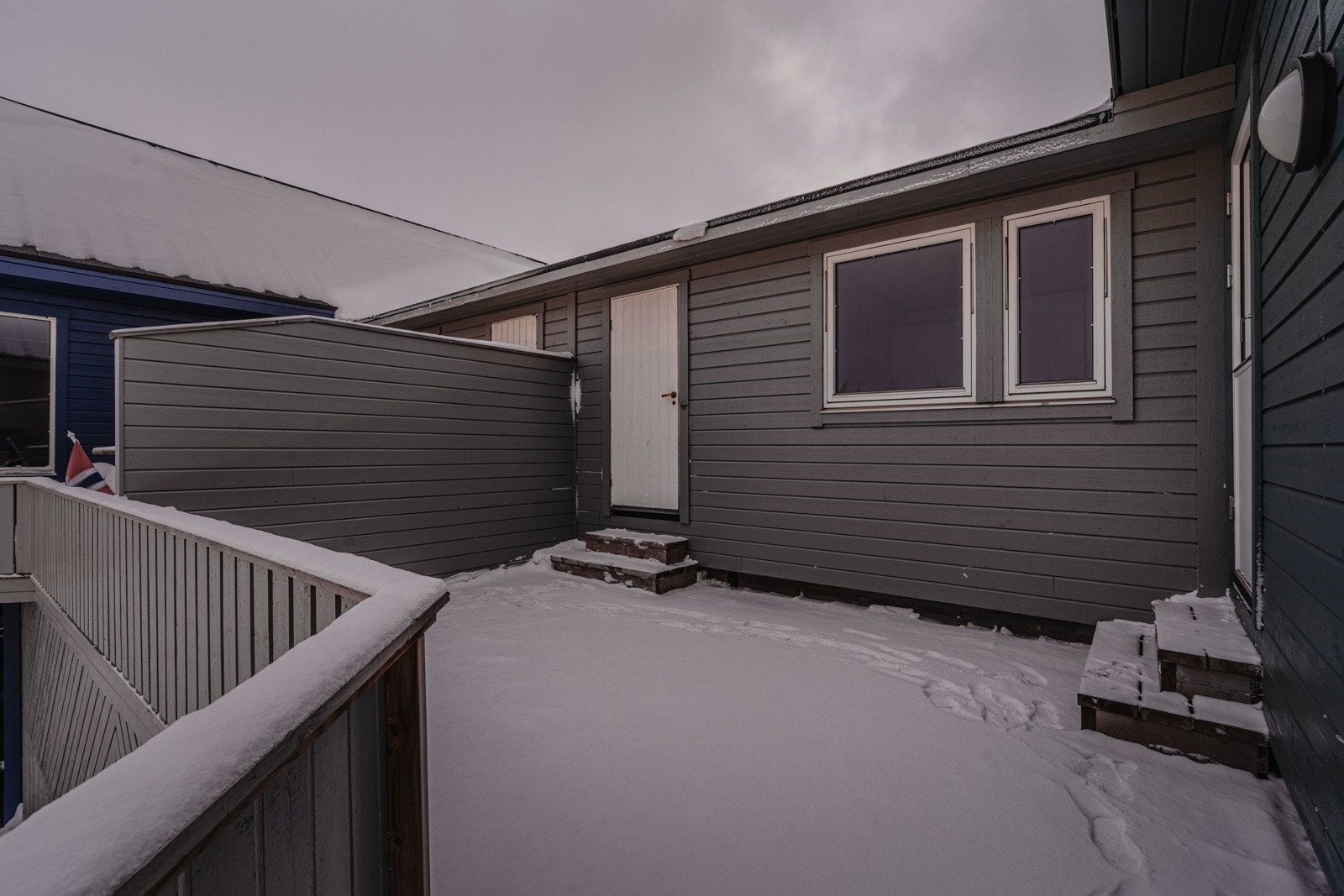 Det er adkomst til sportsboden både fra veranda og fra oversiden av boligen Galleribilde
