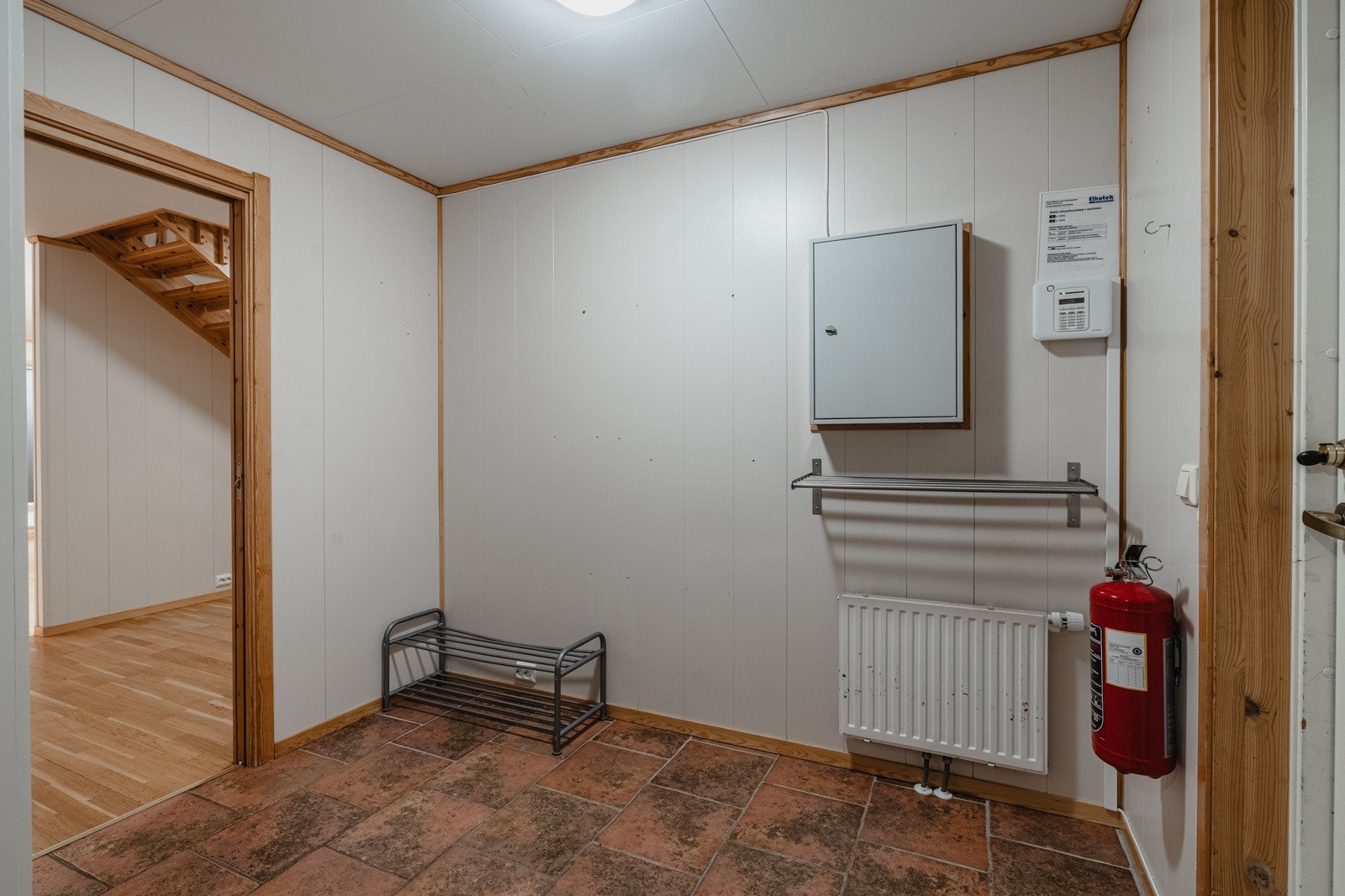 Vindfanget leder deg så til hallen som forgrener seg til soverom, bad og videre inn til stuen Galleribilde