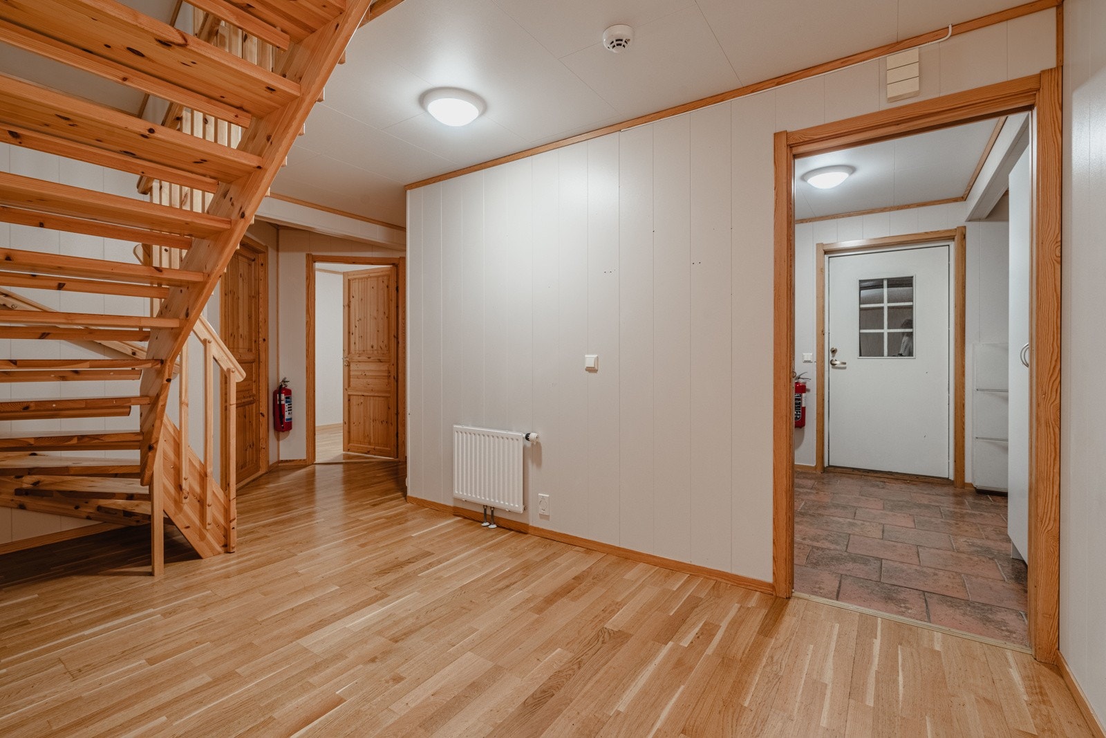 Hallen tar deg videre til etasjens 3 soverom og bad Galleribilde