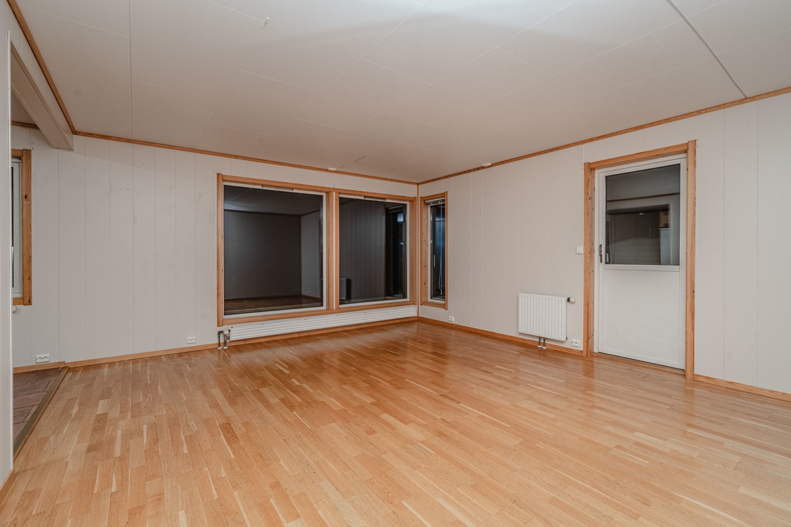 Stua ligger i front av boligen og har god størrelse Galleribilde