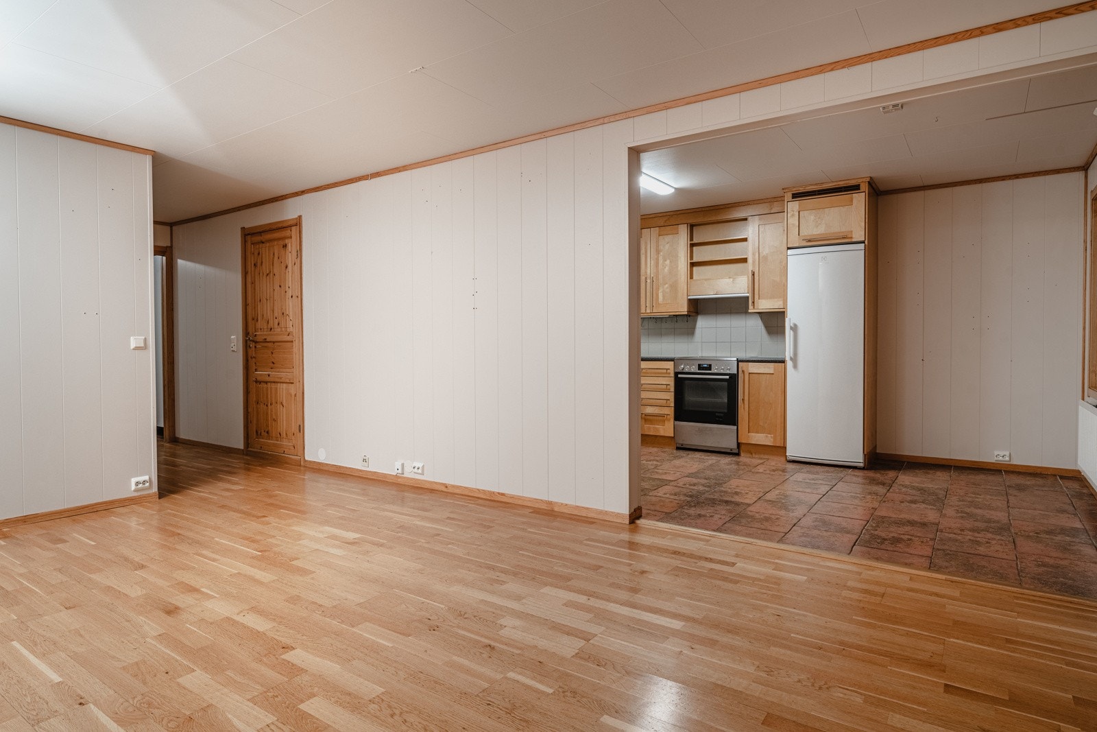 Tilbake i stua finner vi kjøkkenet i delvis åpen løsning Galleribilde