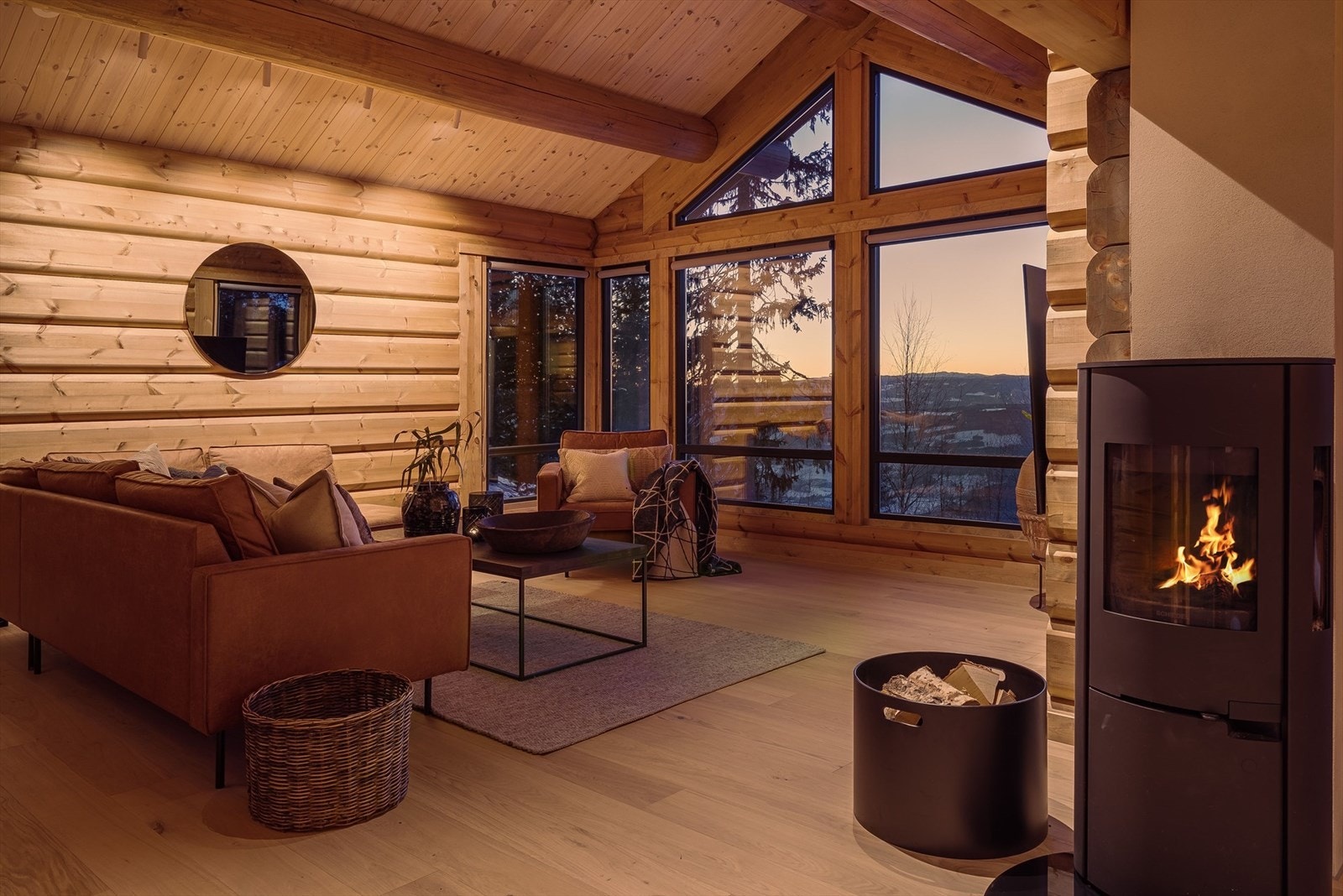 Fra stuen kan man nyte varmen fra peisovnen, fantastisk utsikt og nydelig solnedgang. Galleribilde