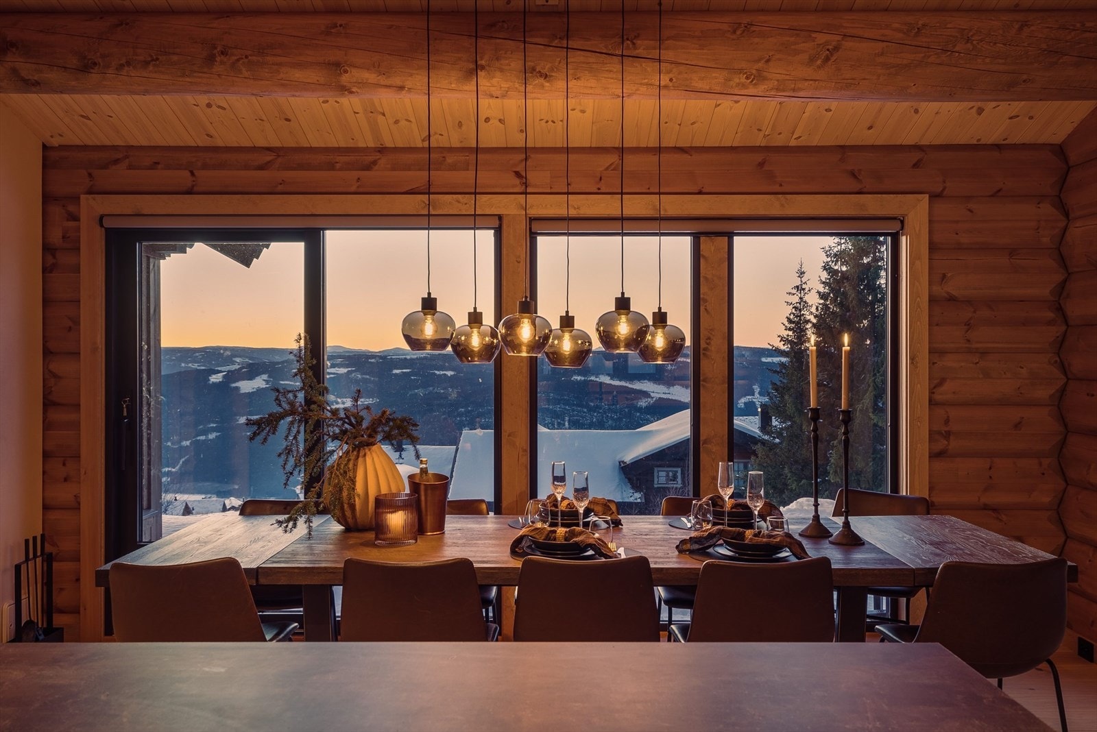 Fra stuen og spisestuen kan man nyte en fantastisk utsikt mot Fakkelmannen og omkringliggende fjellandskap. Galleribilde