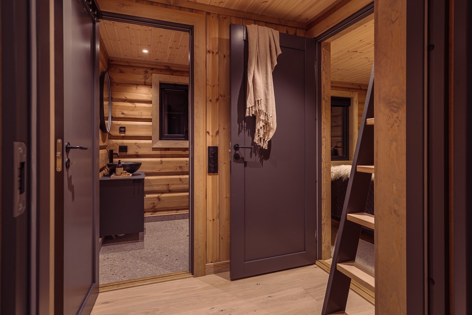 I hovedetasjen er det en egen avdeling bestående av et soverom, bad og tilgang til hemsrom med ekstra sengeplasser. Galleribilde