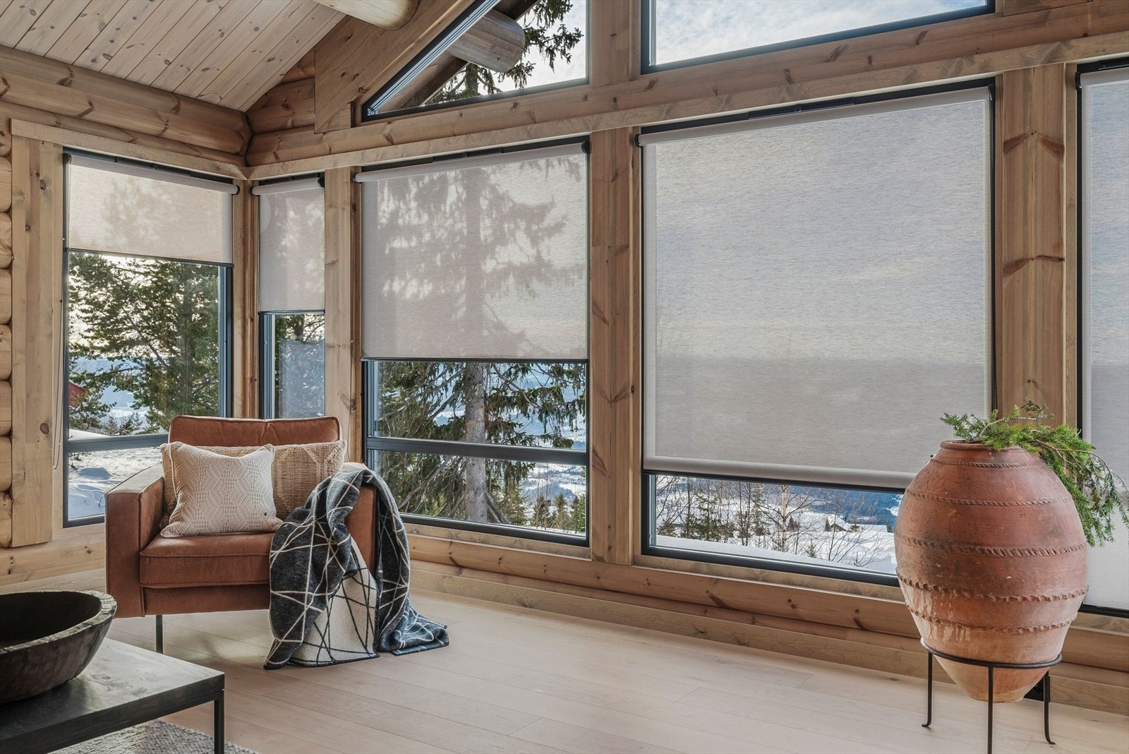 Det er kostet på måltilpasset solskjerming på nødvendige vinduer i hovedetasjen og loftsetasjen. Galleribilde