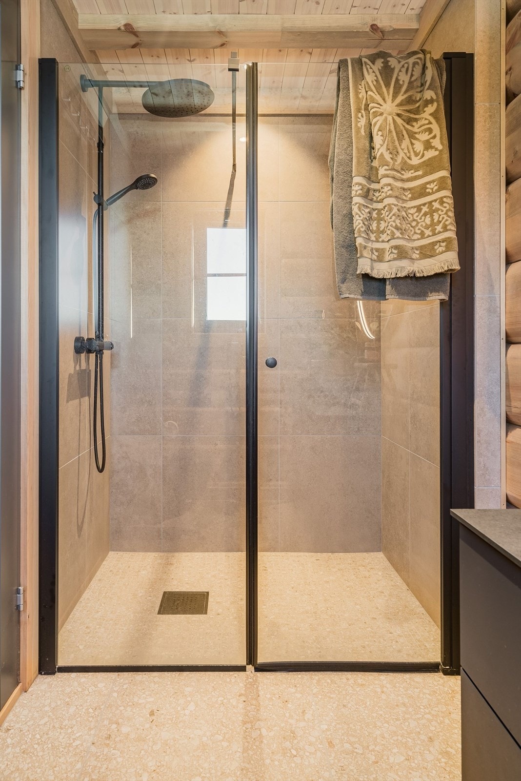 Dusjhjørne på bad tilknyttet hovedsoverom. Galleribilde