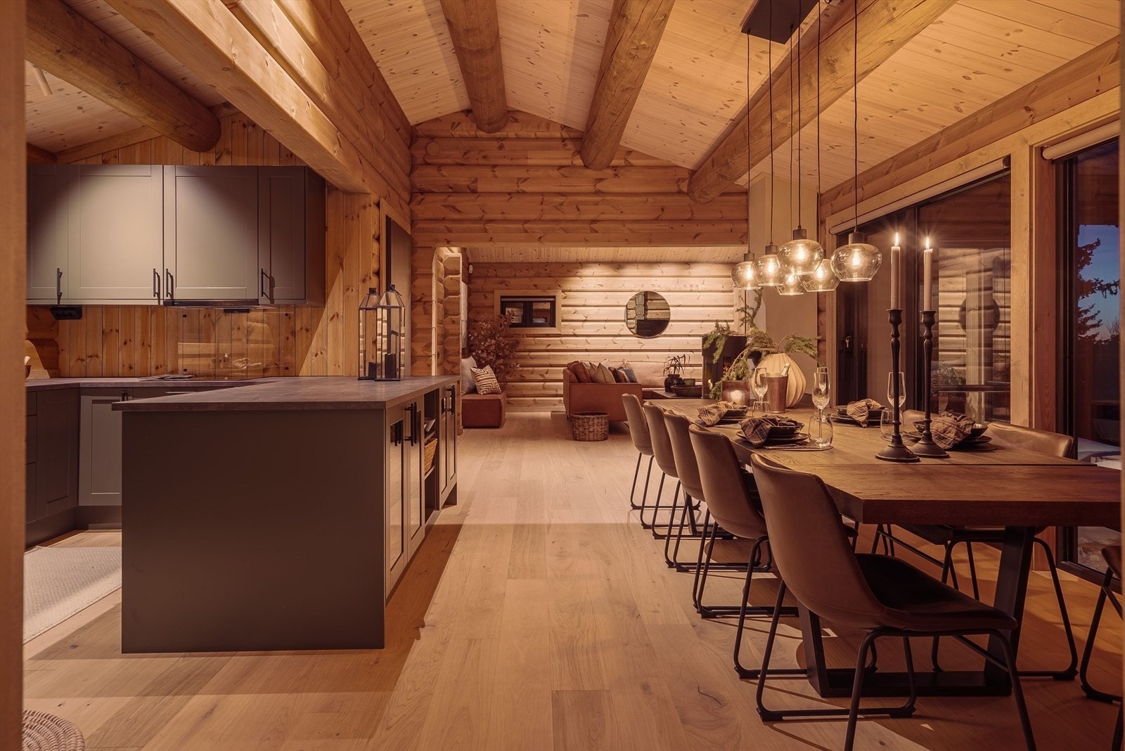 Velkommen inn! Hytta har en stor og åpen kjøkken- og stueløsning, god takhøyde og rikelig med vindusflater. Galleribilde