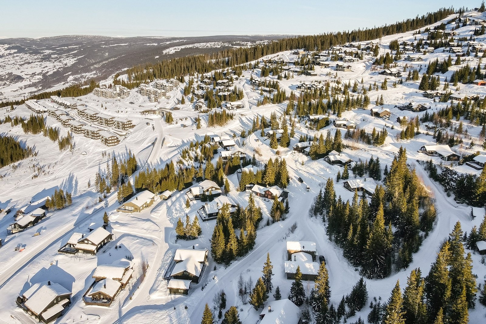 Eiendommen ligger i Hafjell Panorama med fantastisk utsikt over Øyer, Gudbrandsdalen og de omkringliggende fjellområdene. Galleribilde