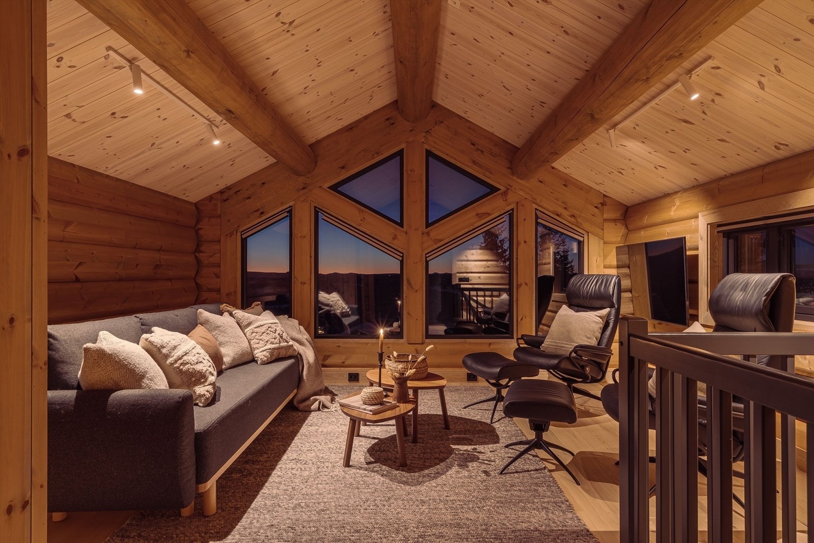 Skulle du ha behov for å trekke deg litt unna, finner du en praktisk loftstue i andre etasje. Galleribilde