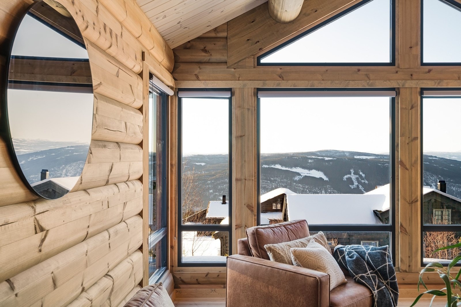 Hele hytta har måltilpasset solskjerming. Galleribilde