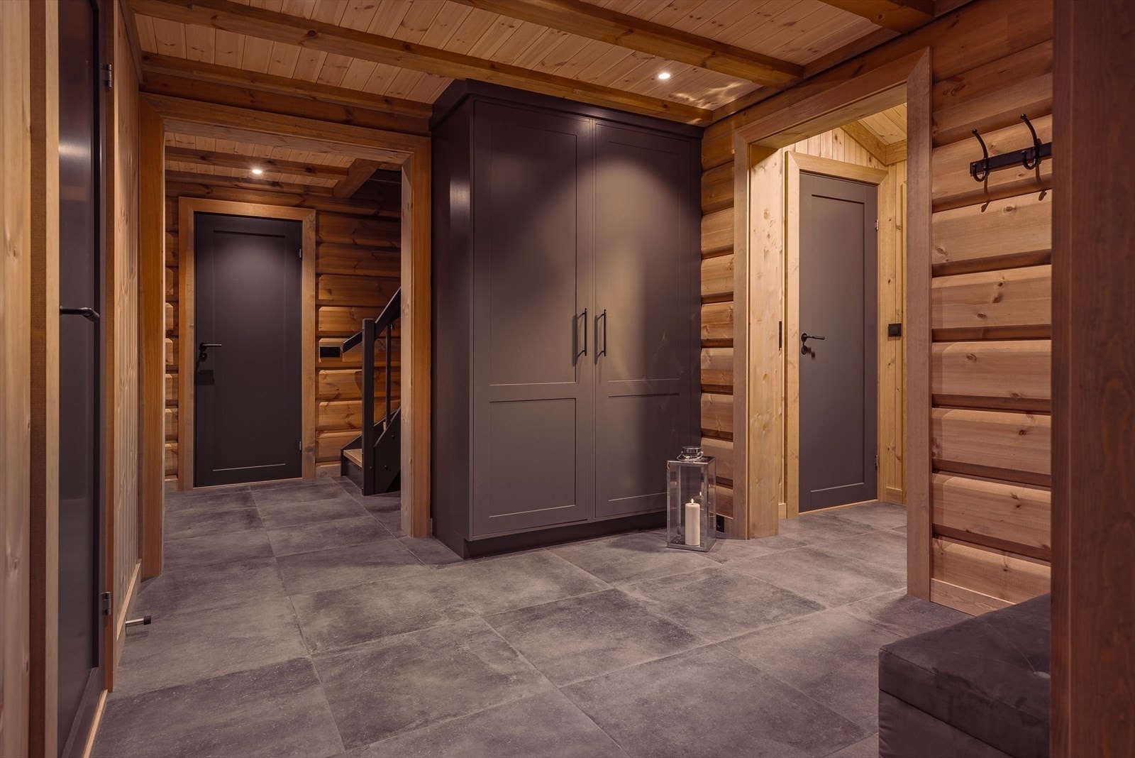 En romslig entré ønsker deg velkommen inn i hytta, med god plass til å henge fra seg yttertøy og sette fra seg sko. Galleribilde