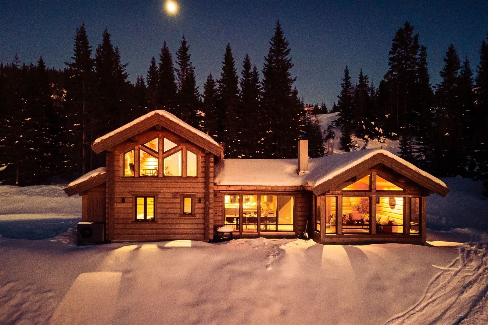 Tømmerhytta ligger fint til, innerst i blindgate i Hafjell Panorama. Det er enkel adkomst til og fra alpinbakken og langrennsløyper nedenfor hytta. Galleribilde