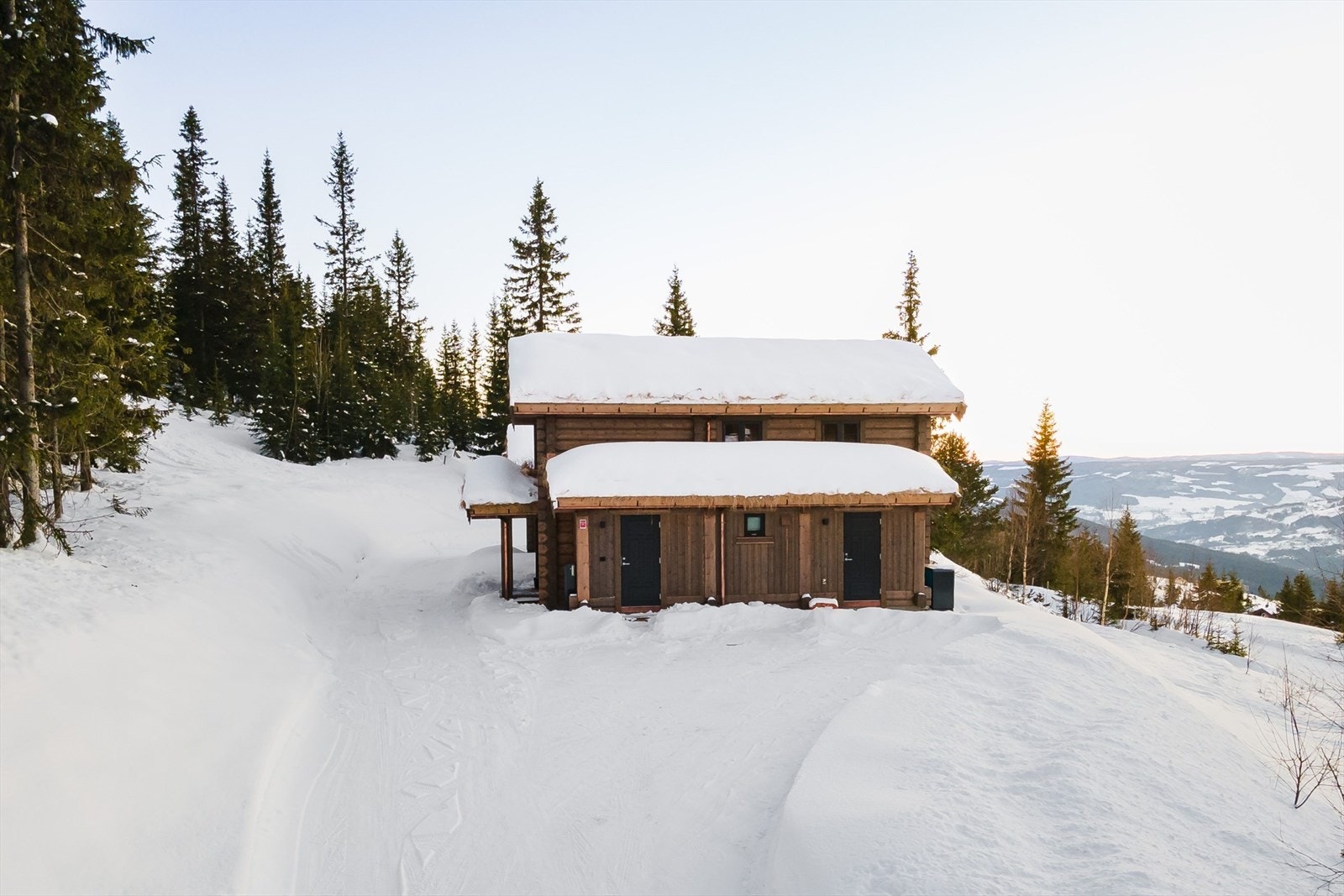 Romslig, vestvendt tomt som har rikelig med biloppstillingsplasser. Galleribilde