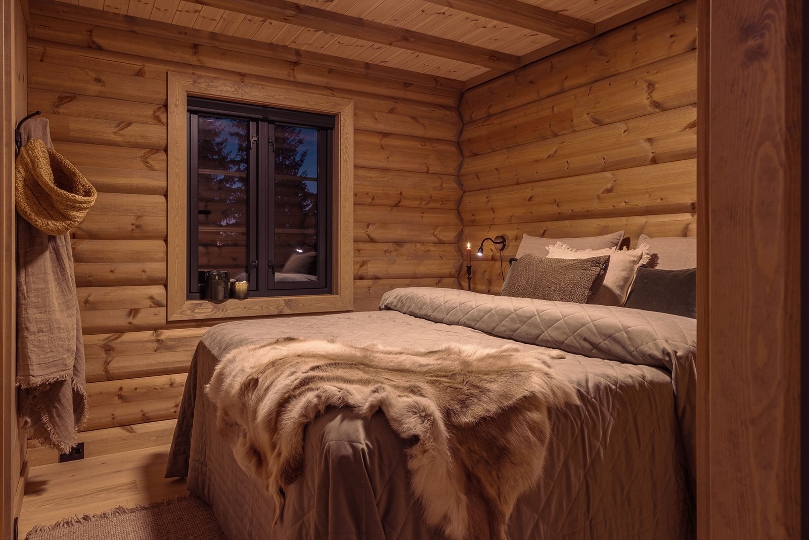 Hytta har fire soverom, med nok soveplasser til alle og enhver. Galleribilde