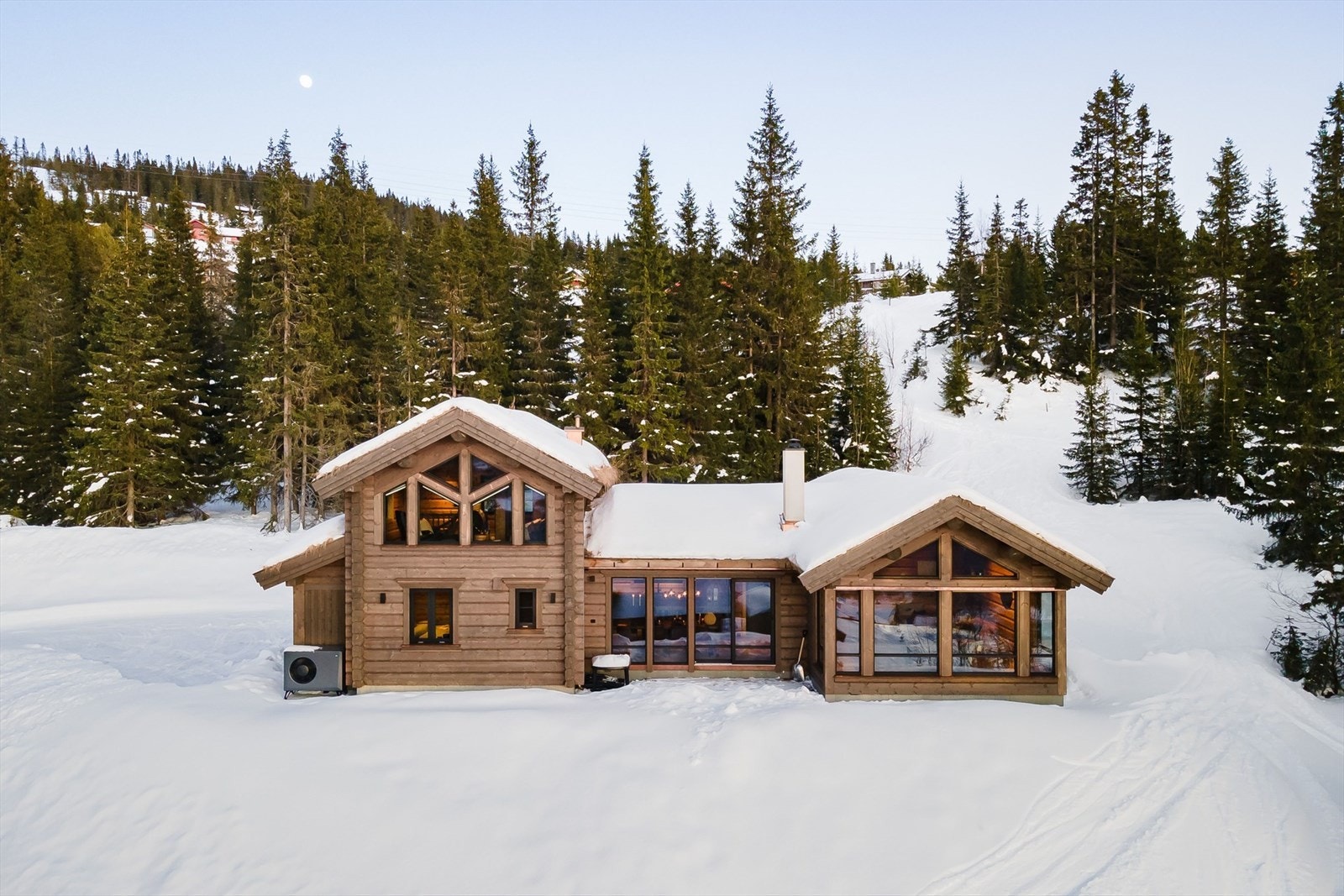 Hemsætervegen er en stor og påkostet tømmerhytte fra Øverbygg AS på fin tomt med gode solforhold. Galleribilde
