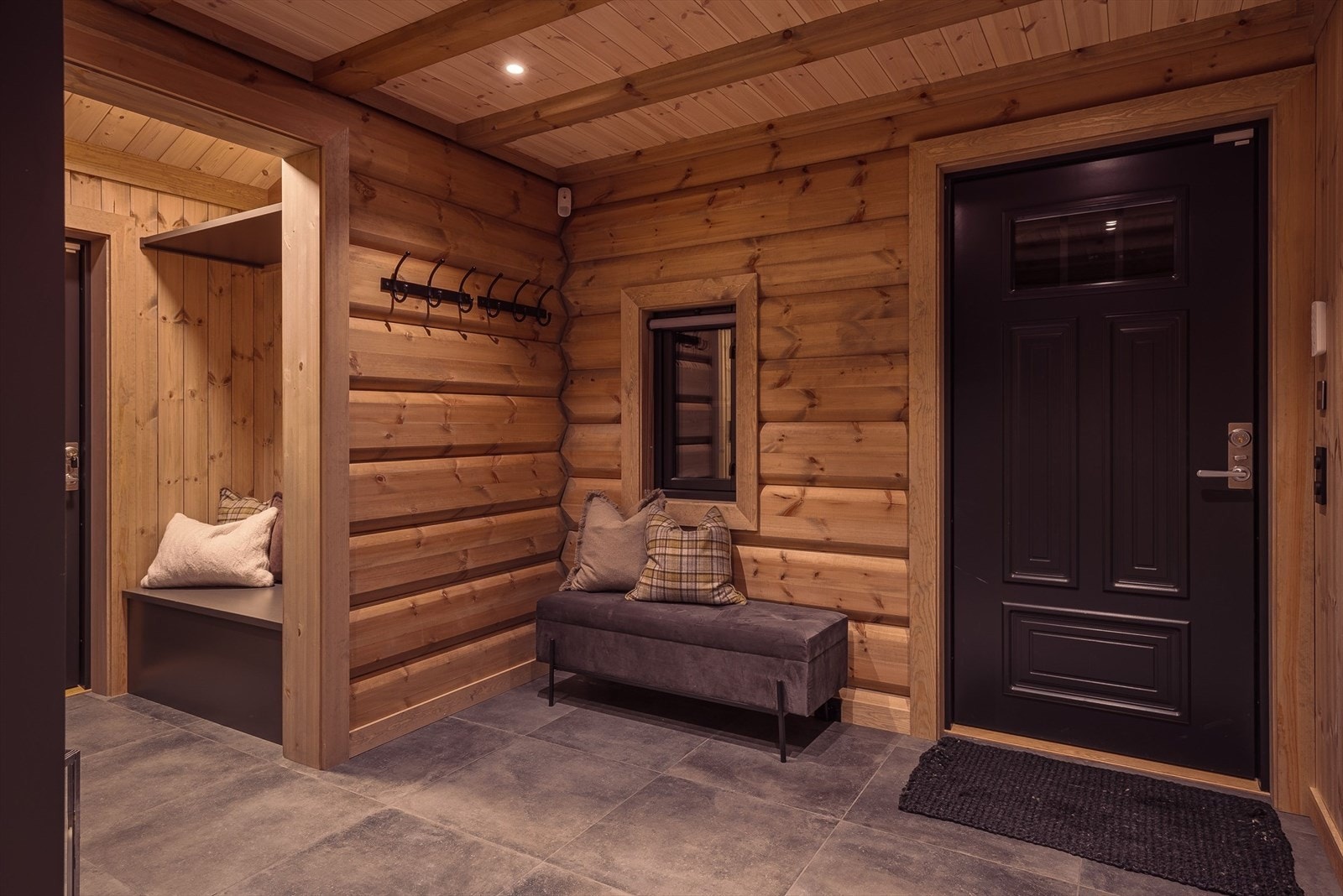 På gulvet er det lagt lekre, store fliser, som kler hytten godt. Det er behagelig vannbåren varme i hele hovedetasjen på hytta. Galleribilde