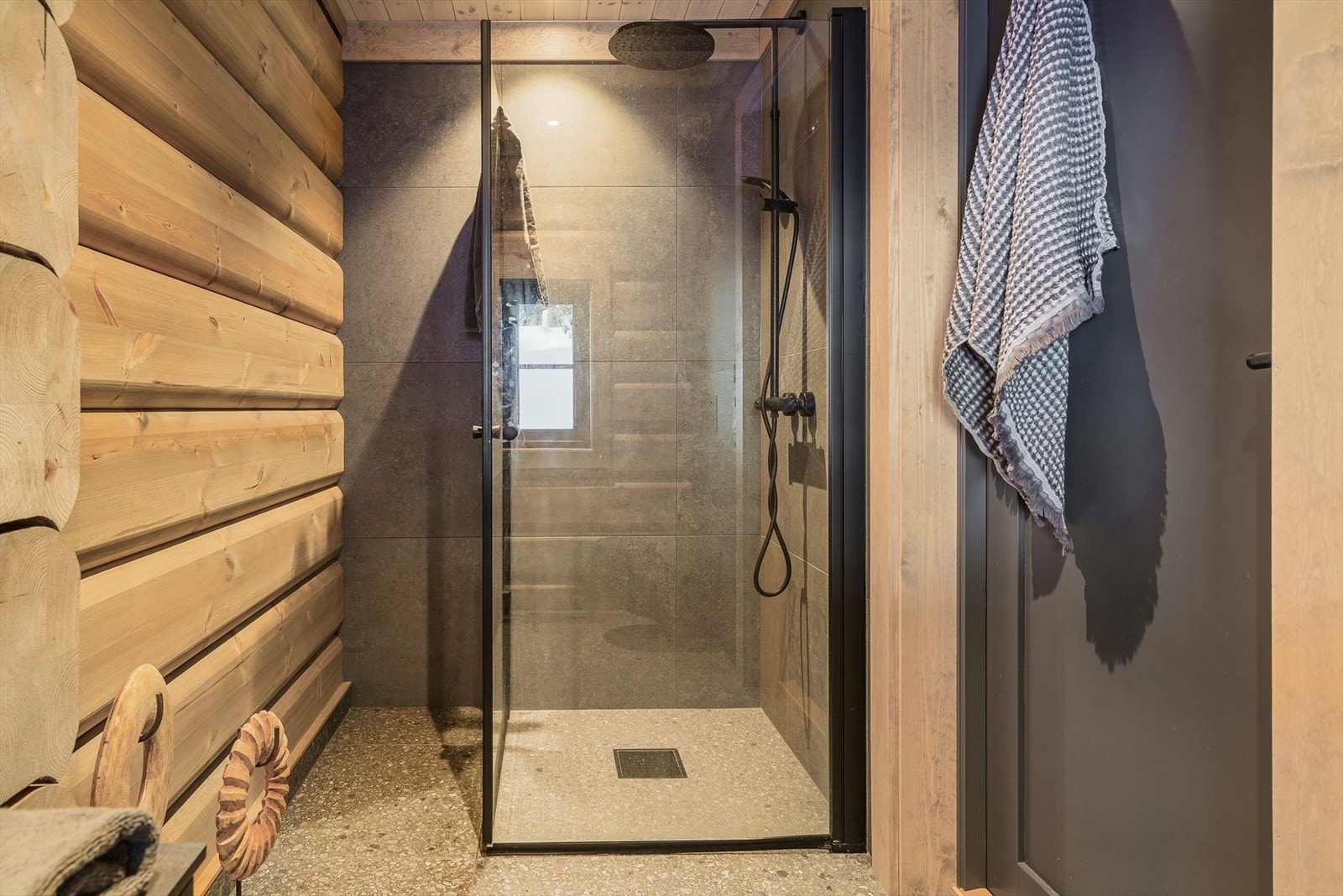 Dusjhjørne på badet i tilknytning til entréen. Galleribilde