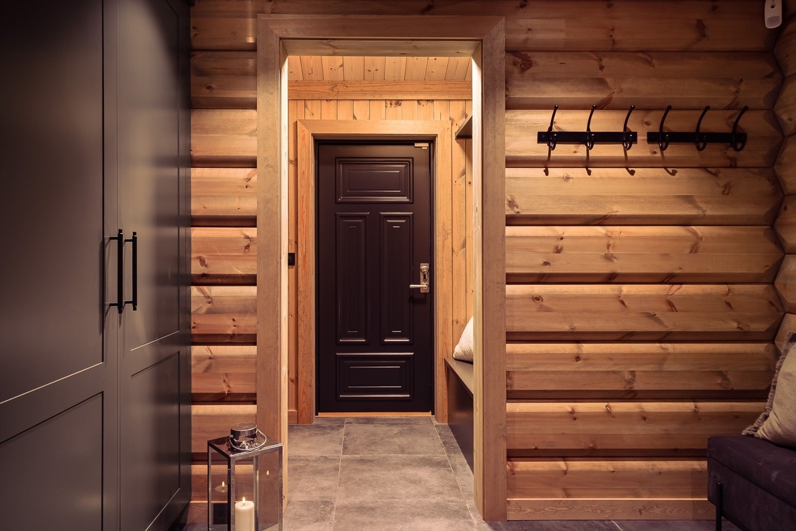 Til høyre i entréen har man en ekstra inngang for våte skiklær og sko, som kan tas rett inn på vaskerommet. Galleribilde