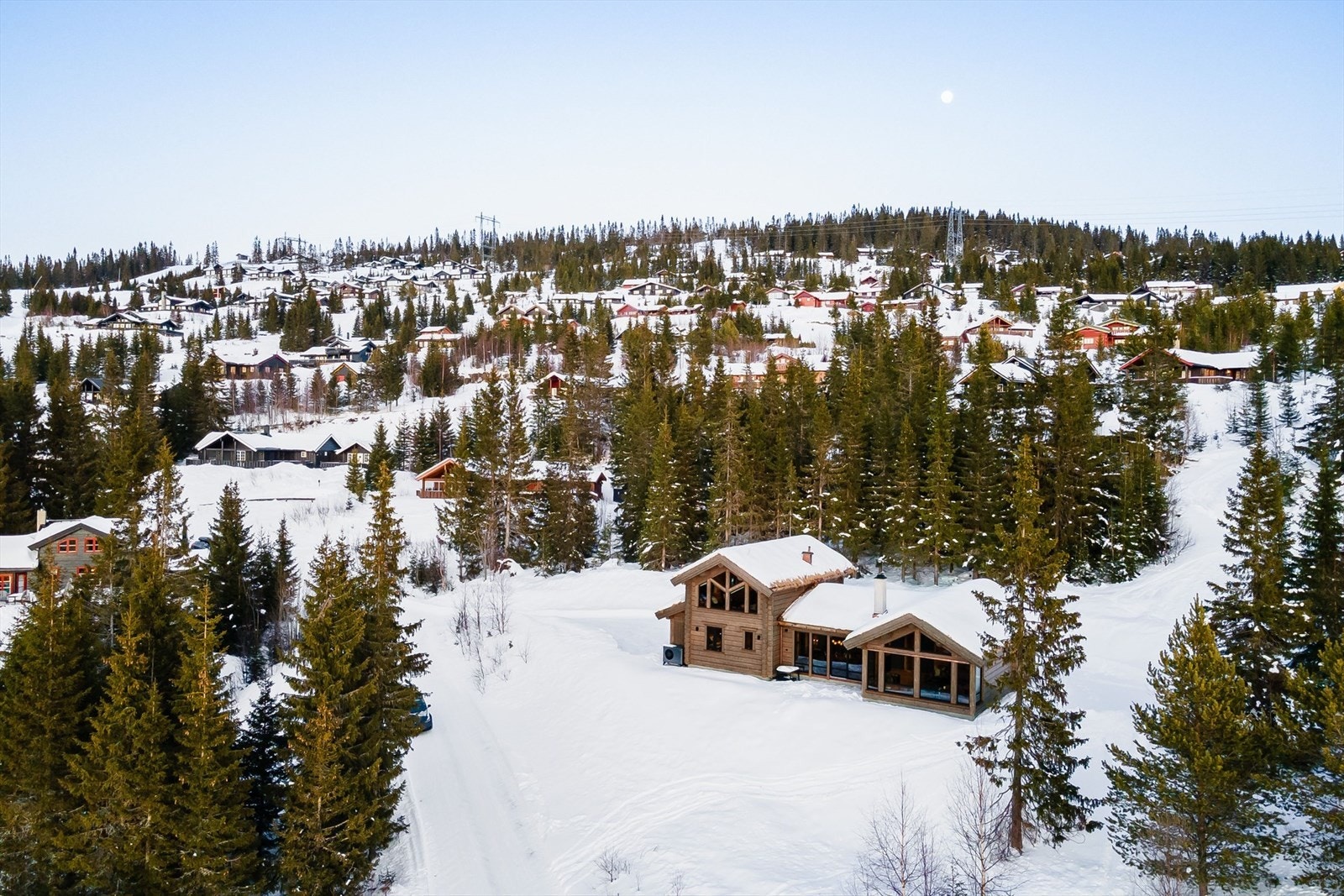 Hytta har en utmerket beliggenhet innerst i en blindvei, i et populært og veletablert hytteområde på Hafjell. Galleribilde