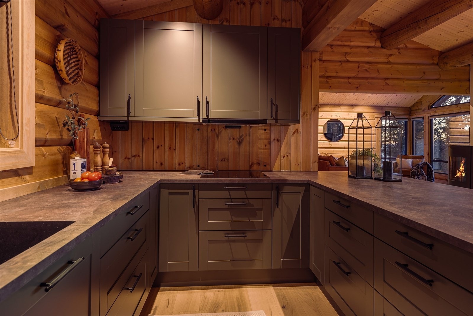 Kjøkkenet har en smakfull innredning med rikelig benkeplass og god lagringsplass i skap og skuffer. Galleribilde