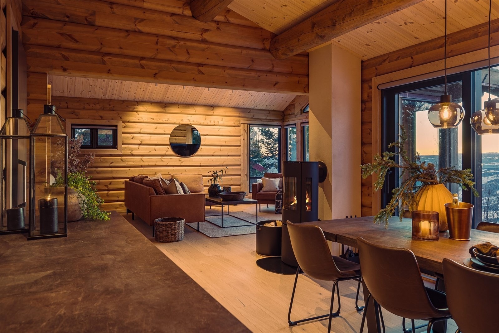 Spisegruppen kan plasseres ved kjøkkenet for å skape en sosial atmosfære under kokkeleringen. Galleribilde