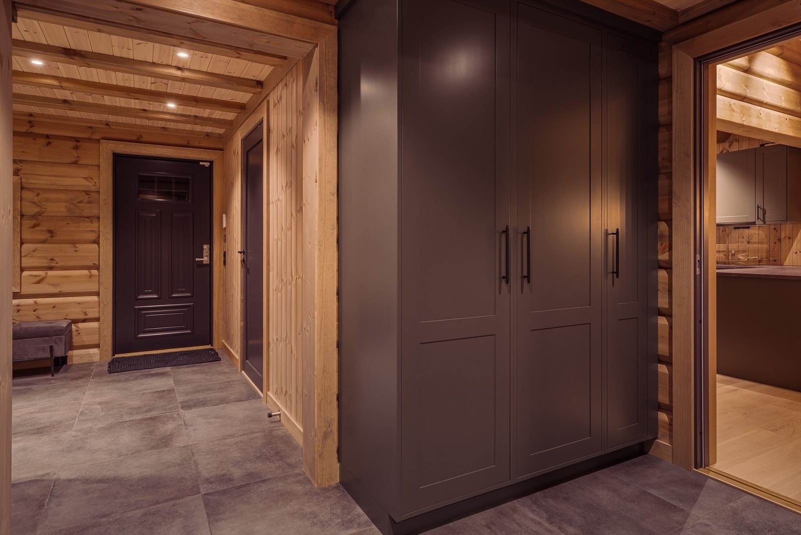 Videre innover i hytta er det kostet på ekstra garderobeskap for ytterligere lagring. Galleribilde