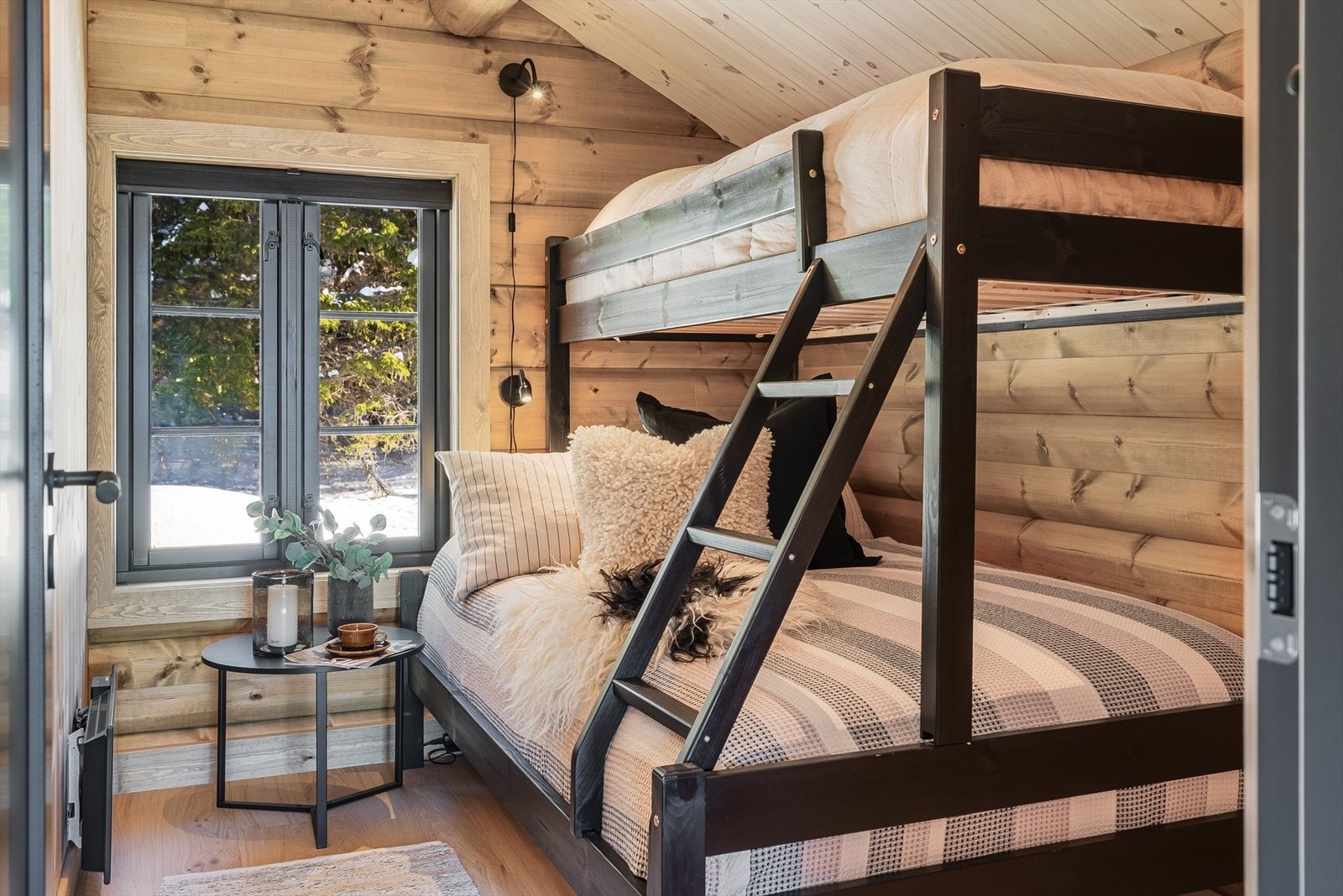 Soverom IV, innredet med familiekøye. Galleribilde