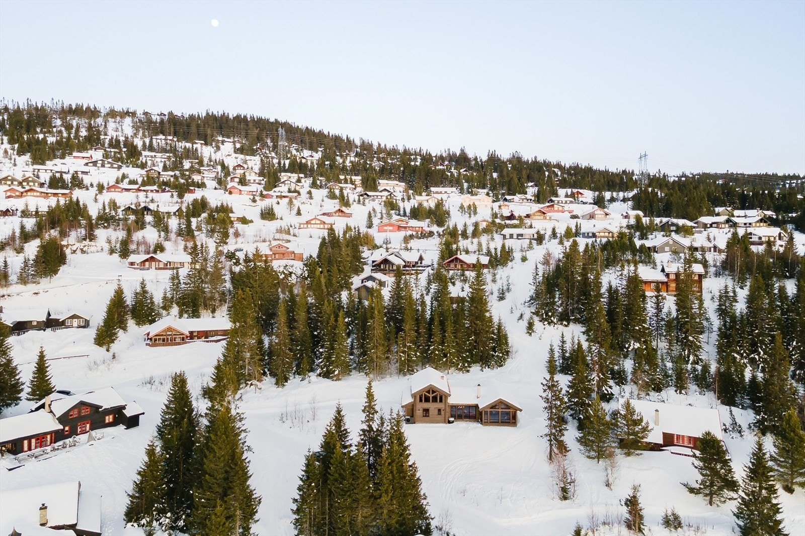 Romslig tomt på underkant av 1,3 mål. Fra hytta kan man skli rett ut ut i tilfartsløypa! Galleribilde