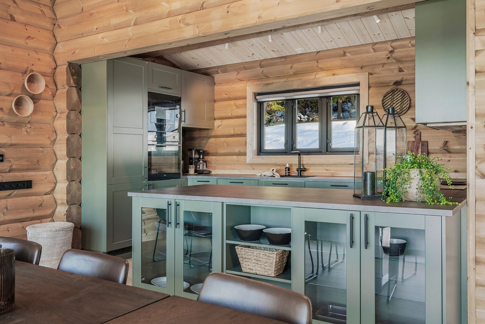 Kjøkkenet byr på komfyr og mikro i arbeidshøyde samt rikelig med skap- og benkeplass. Galleribilde