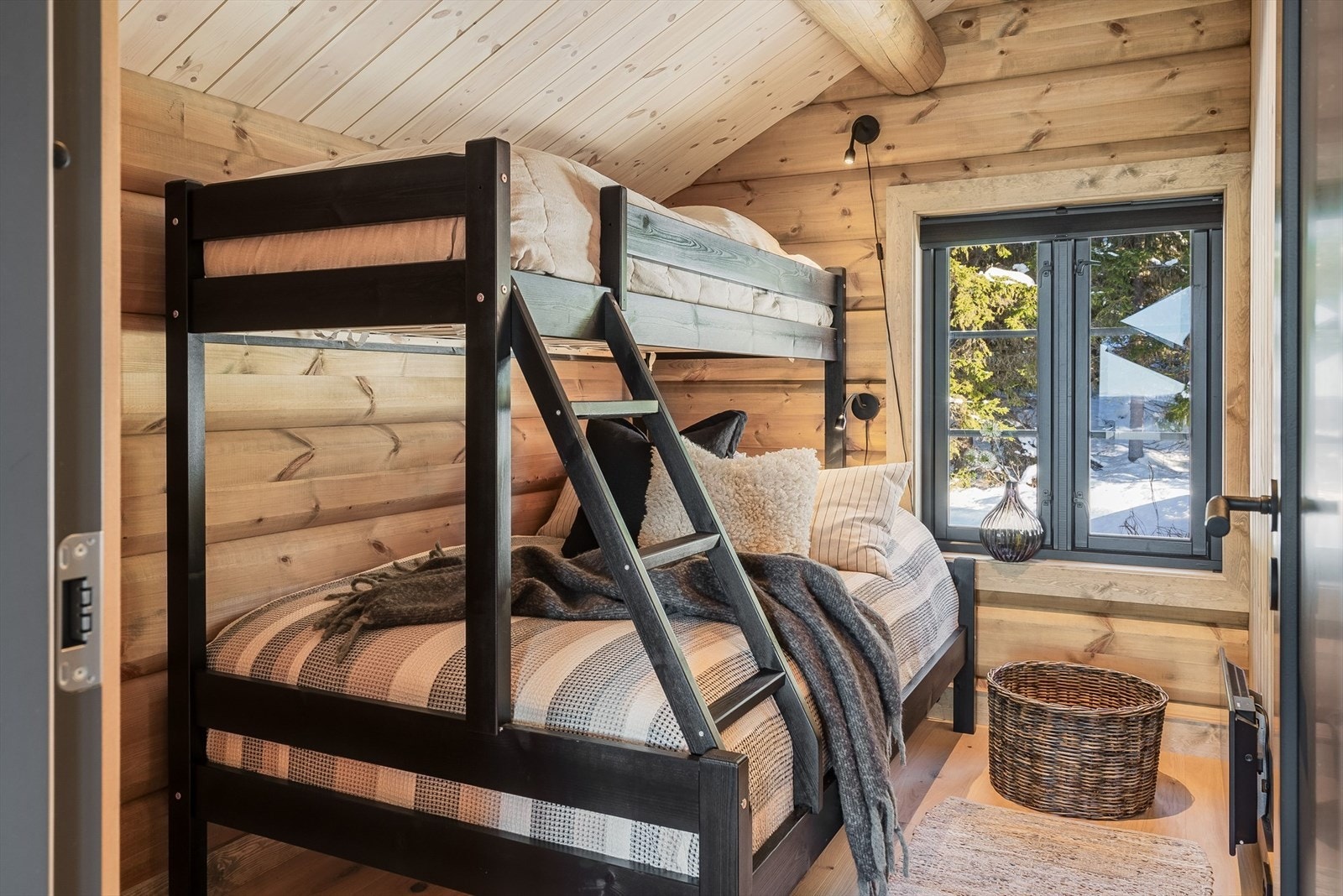 Soverom lll, innredet med familiekøye. Galleribilde