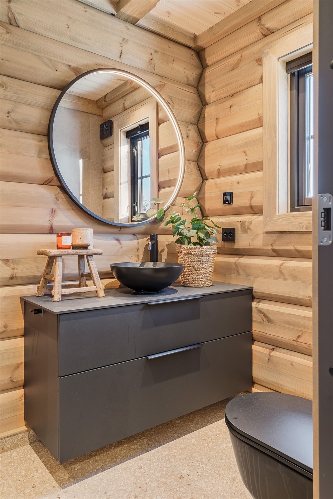 Bad tilknyttet hovedsoverom. Badet er utstyrt med lekker baderomsinnredning, steinvask, vegghengt toalett og dusjnisje. Galleribilde