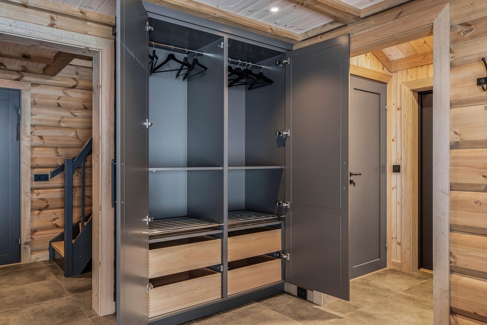 Plassbygget garderobe med hyller, kommoder og heng. Galleribilde