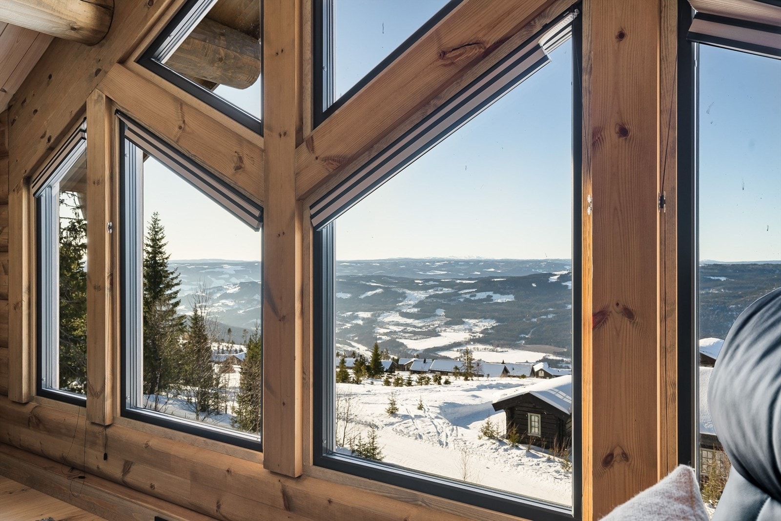 Fra loftstuen har du den samme nydelige utsikten som i hovedetasjen - denne bør oppleves! Galleribilde