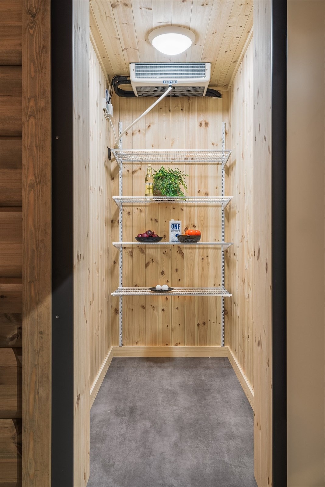 For ytterligere lagring av mat og drikke byr hytta på et eget kjølerom. Perfekt for når storfamilien er samlet. Galleribilde