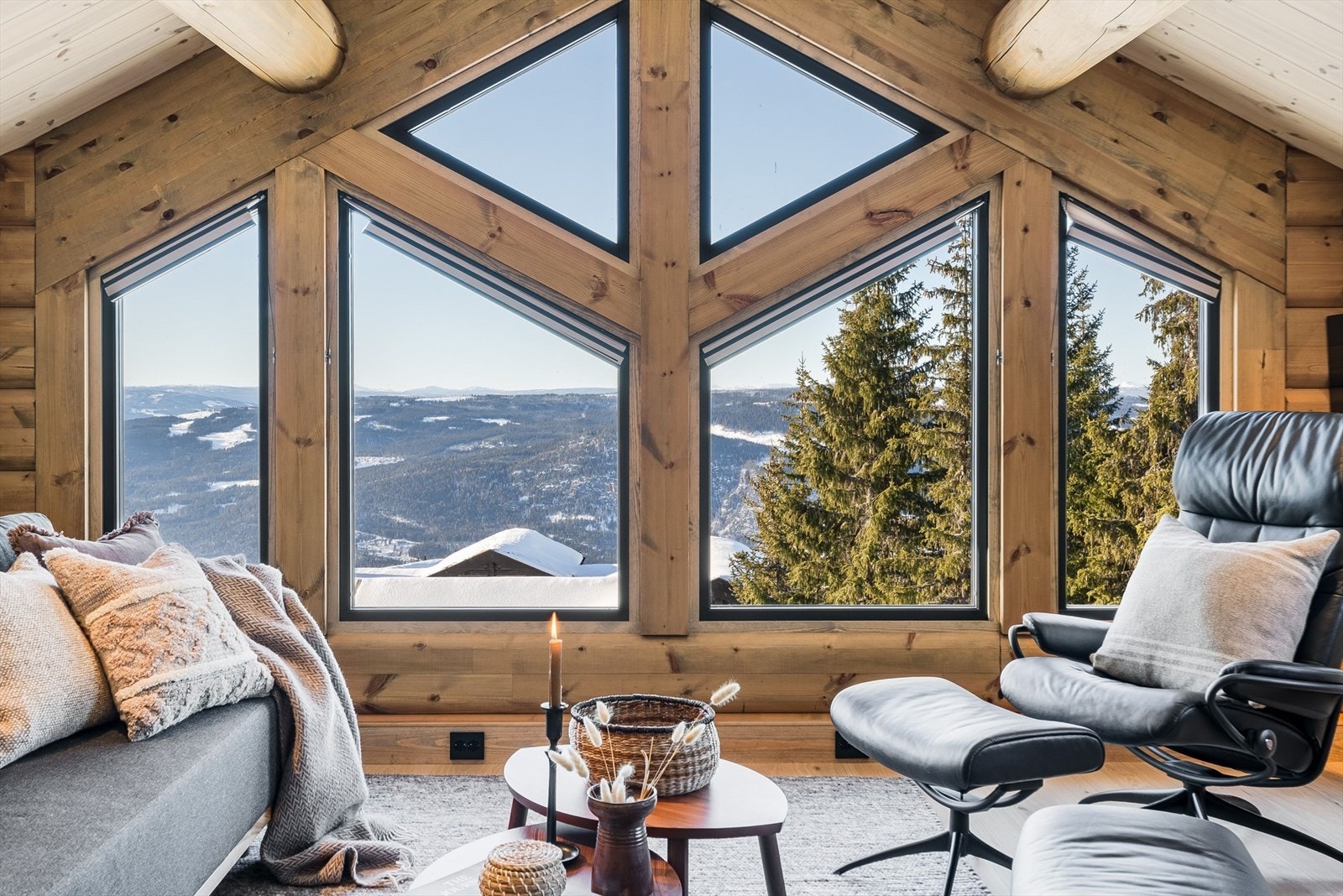 Loftstuen har også god møbleringsfrihet, og her kan du enkelt innrede en koselig og funksjonell sone for avslapning og hygge. Galleribilde