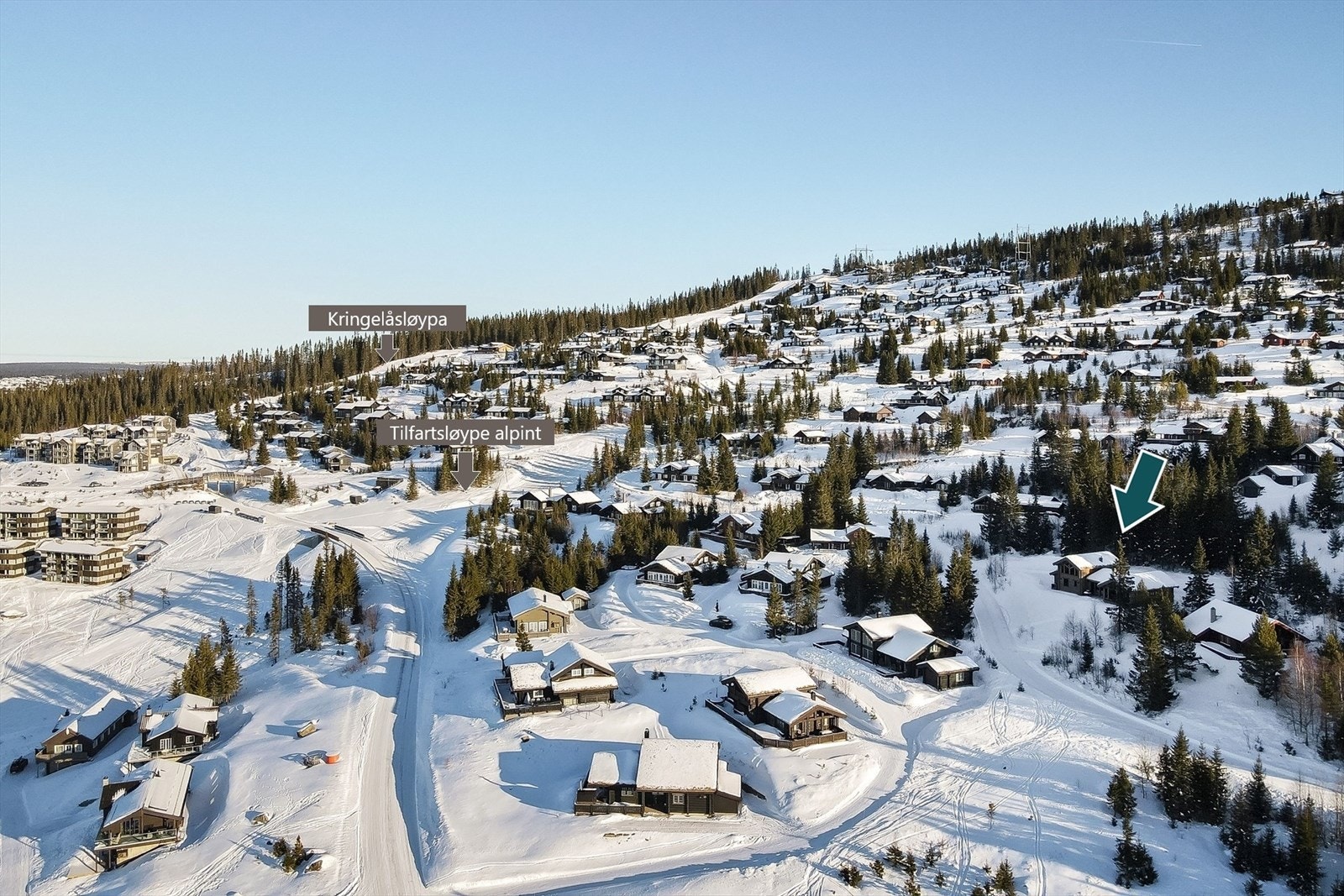 Tømmerhytta ligger fint til, innerst i blindgate i Hafjell Panorama. Det er enkel adkomst til og fra alpinbakken og langrennsløyper nedenfor hytta. Galleribilde